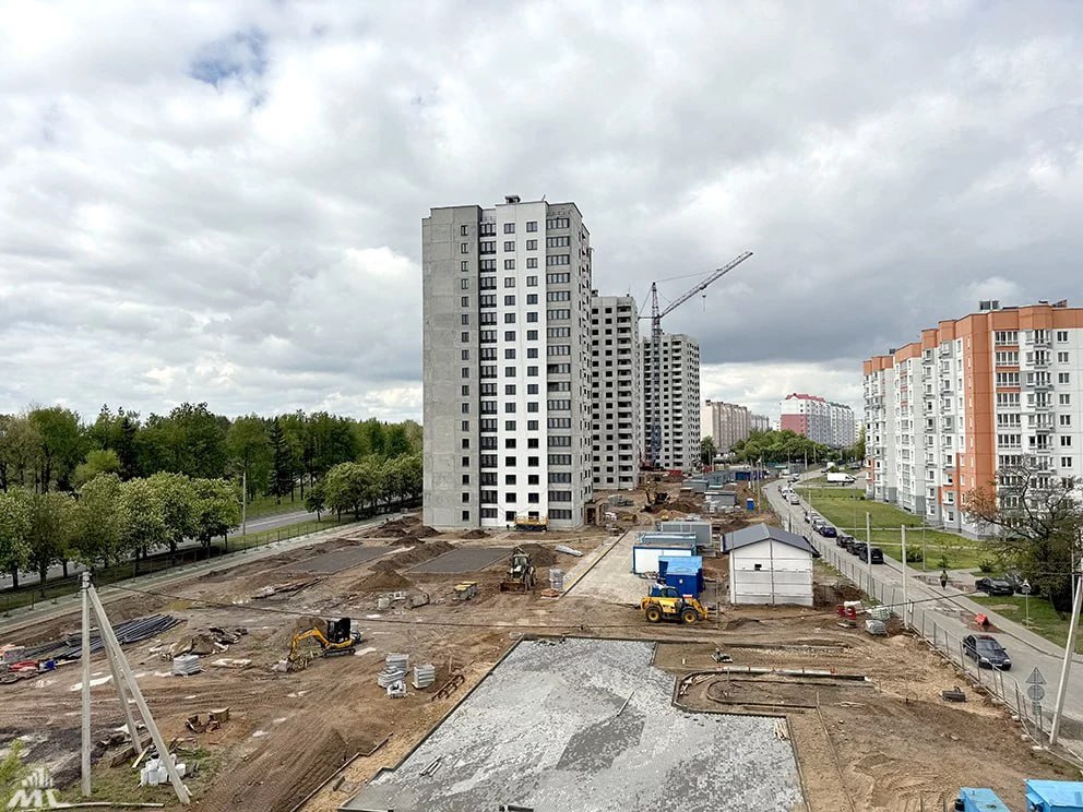 Строители благоустраивают территорию у новых высоток в Чижовке. В границах ул. Клецкой — Копыльской — Уборевича завершается строительство трех высоток. Они будут введены в эксплуатацию уже в этом году. В общей сложности дома займут 19 899 кв. м. Фото: «Минскстрой» «Минск-Новости» MINSKNEWS.BY Telegram Viber FB VK Inst TikTok YouTube