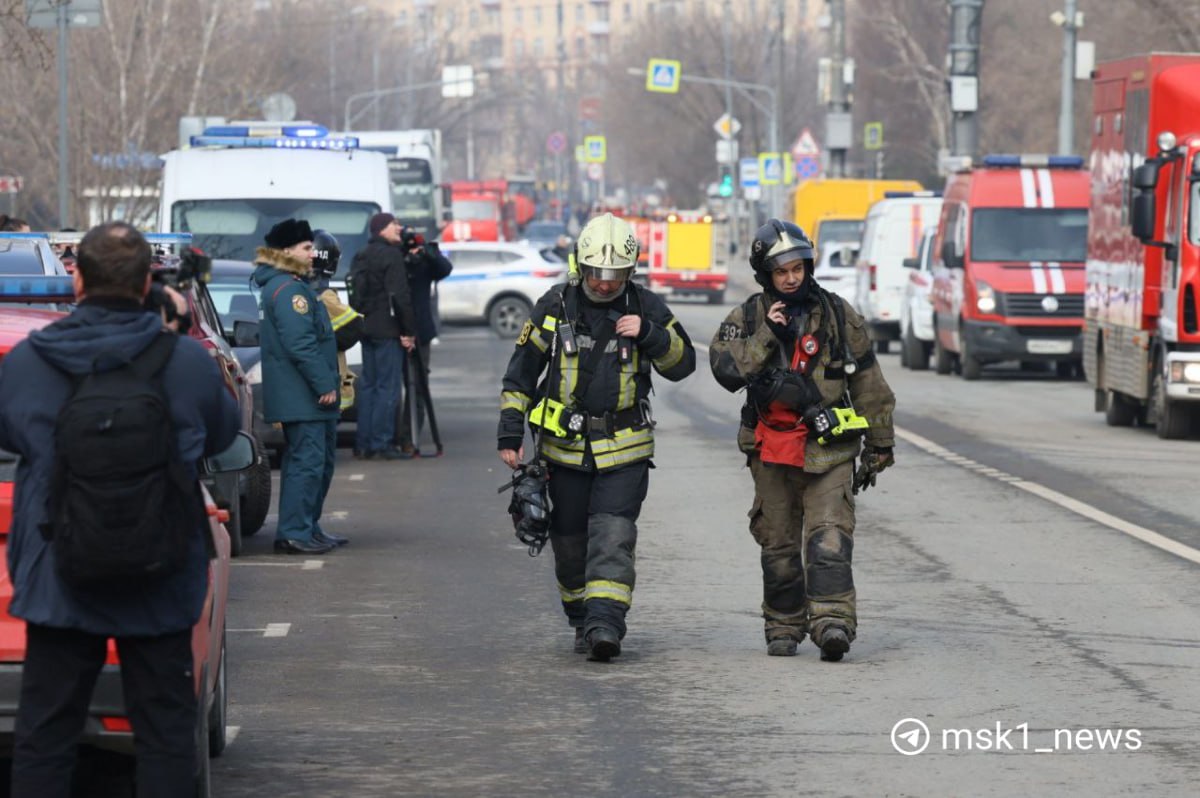 Пожар на территории ТЭЦ-16 в Хорошево-Мневниках полностью потушен, но 3-я Хорошевская улица всё ещё перекрыта. Всех водителей останавливают сотрудника ГАИ, передаёт с места корреспондент  .  Причиной пожара стало нарушение техники безопасности при проведении ремонтных работ рассматривается.