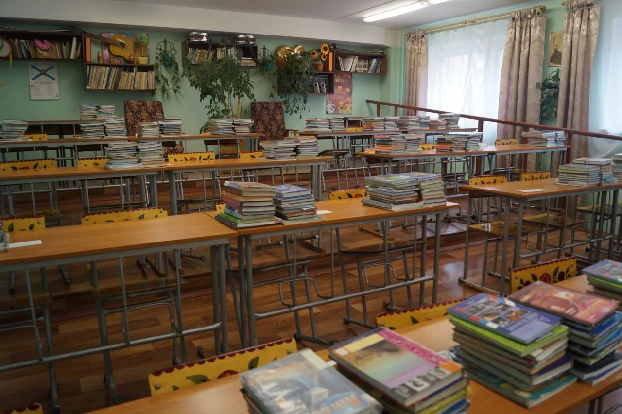 В Минпросвещения посчитали нецелесообразным продление учебного года Власти опровергли информацию о введении для школьников пятой четверти  В связи с появившимися в СМИ сообщениями об увеличении продолжительности учебного года и введении так называемой пятой четверти Минпросвещения России заявило о нецелесообразности подобной инициативы В ведомстве подчеркнули важность летнего отдыха и напомнили что охват летней оздоровительной кампанией в 2025 году превысил 6 млн детей По всей стране работали более 40 000 лагерей включая около 32 200 лагерей с дневным пребыванием