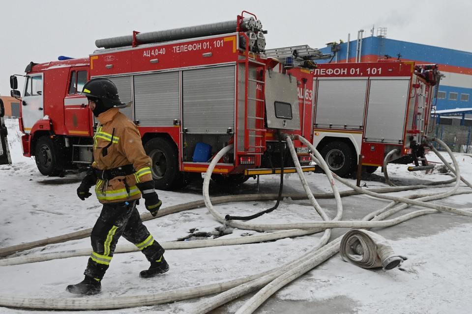 Под Пермью утром в деревне Паздерино горел промышленный объект  Сообщение о пожаре в деревне Паздерино Пермского муниципального округа поступило на пульт краевого ГУ МЧС в 11:20 21 марта. Для его ликвидации направили 20 человек личного состава пожарно-спасательных подразделений.  По прибытии к месту вызова первого подразделения пожарной охраны происходило горение строительных материалов на крыше строящегося здания. Предварительная площадь пожара составила 45 квадратных метров, – сообщили в краевом ведомстве.     Подпишись на «КП-Пермь»