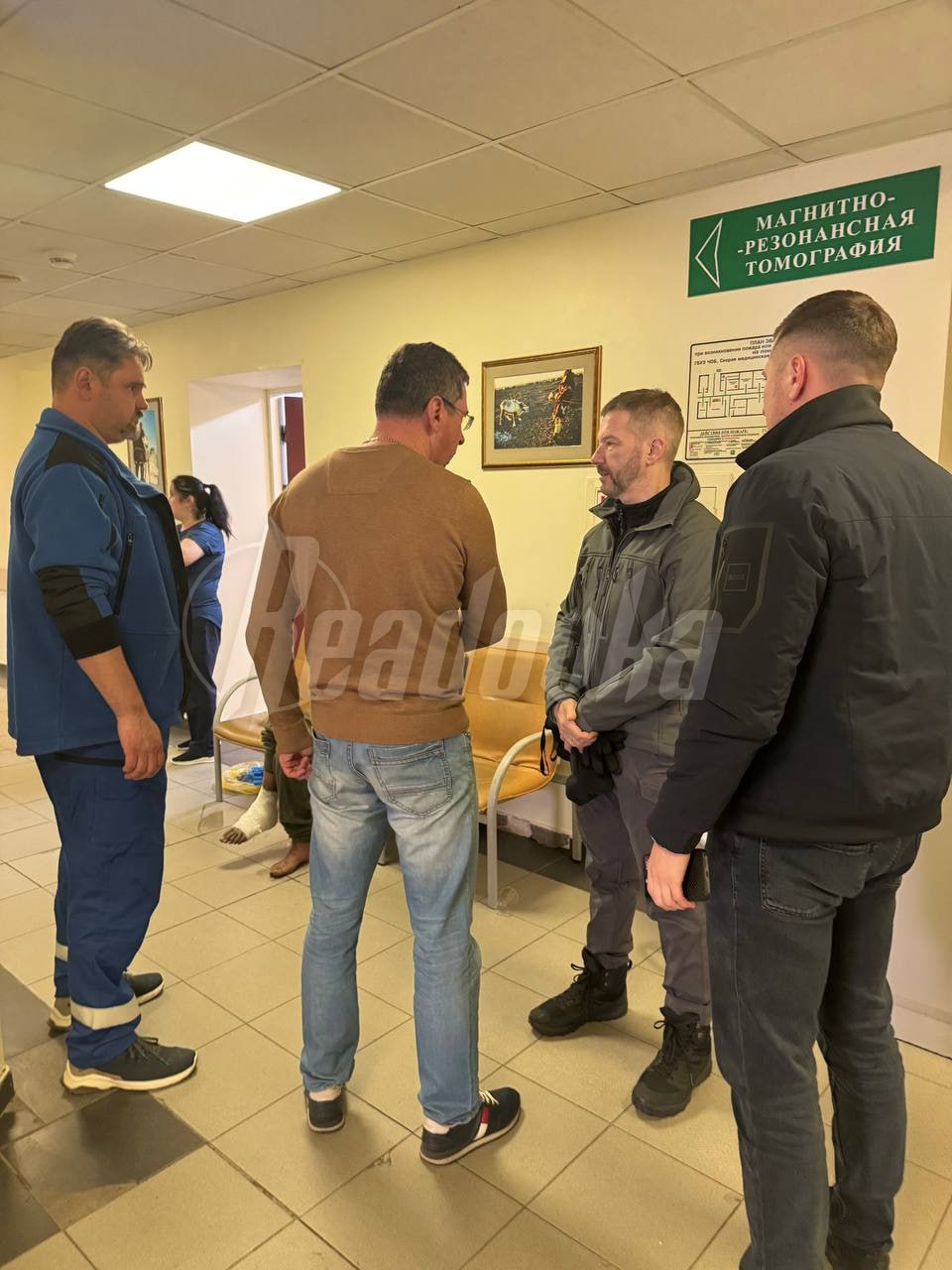 5 человек погибли, 4 госпитализированы с травмами в пожаре на Чукотке — губернатор Кузнецов лично посетил больницу и заслушал доклады экстренных служб В чукотском Тавайвааме произошел пожар в квартире, в результате которого погибли пять человек, еще четверо пострадали. Губернатор Владислав Кузнецов оперативно прибыл на место ЧП и заслушал доклады оперативных служб о ликвидации последствий пожара. По предварительным данным МЧС, возгорание произошло из-за неосторожного обращения с огнем. После этого губернатор посетил больницу, где ему доложили о состоянии пострадавших. Также сегодня состоится заседание комиссии по чрезвычайным ситуациям. Кузнецов подчеркнул, что подобная трагедия не должна повториться, и выразил соболезнования родным погибших. Он пообещал, что правительство окажет всю необходимую помощь пострадавшим.