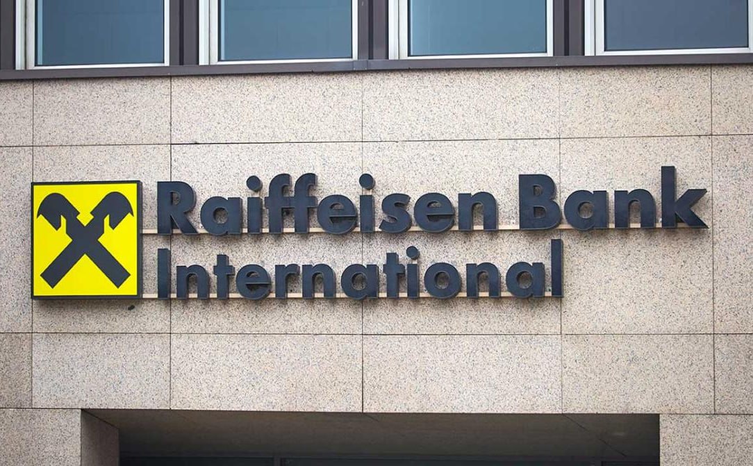 Raiffeisen Bank International сохранил 1 млрд евро из за отозванного иска Strabag Компания Strabag отозвала иск против компании Rasperia который мог повлечь за собой штраф к RBI в размере 1 млрд евро Raiffeisen оказался связан со спором через сложную сеть перекрестного владения акциями с участием одного из своих собственных владельцев Представитель RBI заявил что банк был втянут в спор из за своих российских активов никаким иным образом он в деле замешан не был Ранее российская дочка RBI проиграла апелляцию по иску Rasperia Райффайзенбанк обязали выплатить компании 2 млрд евро Rasperia обратилась в суд из за сорванной сделки по продаже акций Strabag австрийскому Raiffeisen fatcat18