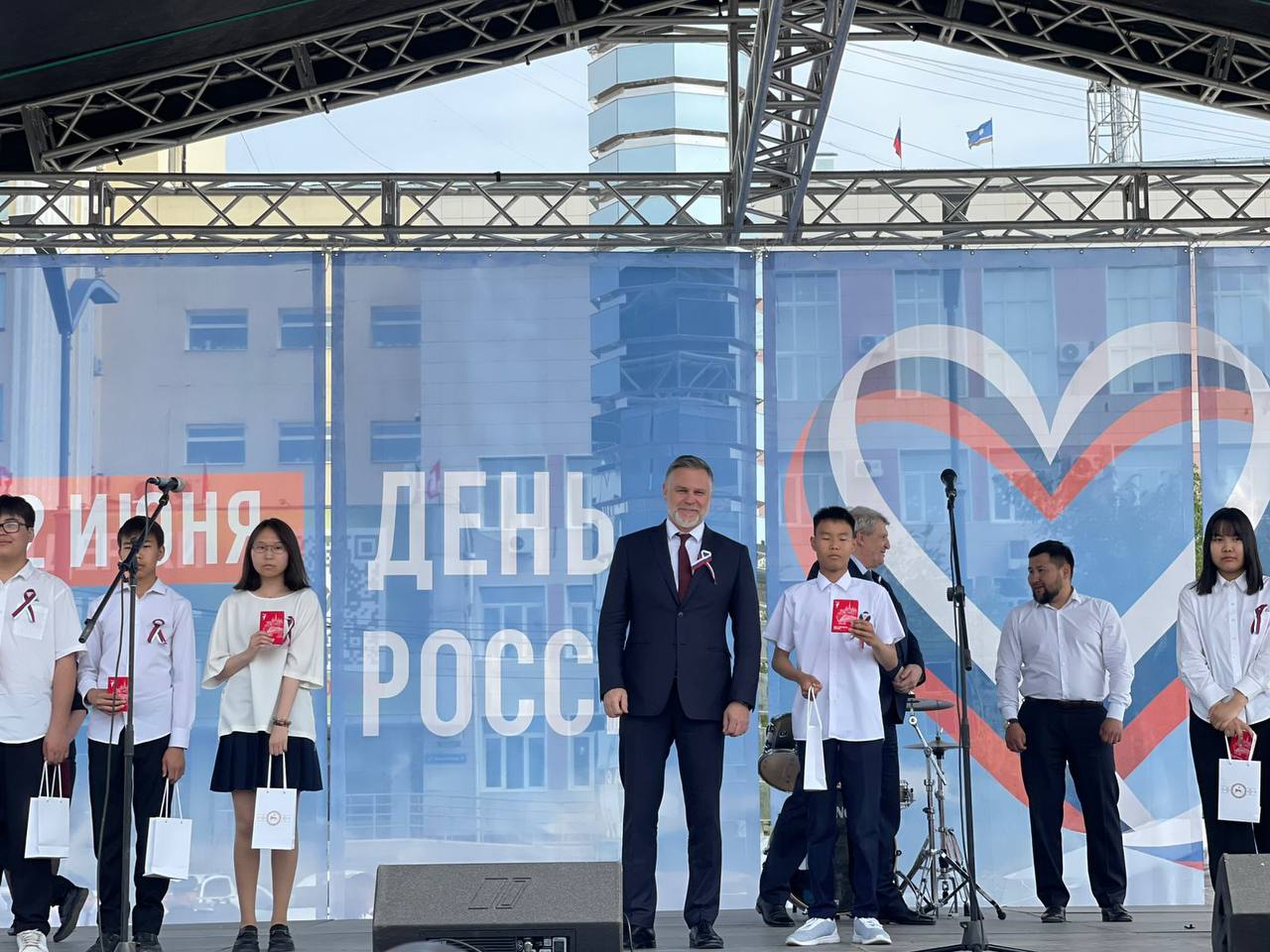 В День России школьникам Якутска вручили паспорта гражданина Российской Федерации! В честь главного государственного праздника — Дня России — состоялась торжественная церемония вручения паспортов школьникам города Якутска. Этот момент стал важным событием для каждого подростка, ставшего полноправным гражданином своей страны. Паспорта получили ребята, проявившие активность в жизни школы и города, победители предметных олимпиад, научно-практических конференций, творческих конкурсов, а также патриотических, спортивных и культурных мероприятий. Эти юные жители Якутска уже доказали свою целеустремлённость, трудолюбие и ответственность. Паспорта вручил Кирилл Бычков, Председатель Правительства Республики Саха Якутия . Получение паспорта в День России стало символом нового этапа в жизни молодых граждан. Это важное событие, которое они будут помнить всю свою жизнь. Поздравляем ребят с этим знаменательным моментом и уверены, что они и в дальнейшем продолжат вносить вклад в развитие нашего города, республики и страны! С Днём России!