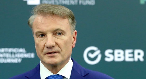 Дискуссия вокруг противостояния банков и электронного ритейла с офлайн магазинами продолжается Глава Сбера Герман Греф предложил уравнять налоги для маркетплейсов и офлайн магазинов По его мнению проблема заключается не в самих скидках покупателям за оплату картой банка площадки а в вопросе равных условий конкуренции В середине ноября Греф заявлял что маркетплейсы в 2024 г из за скидок недоплатили налоги на сумму около 1 5 трлн руб