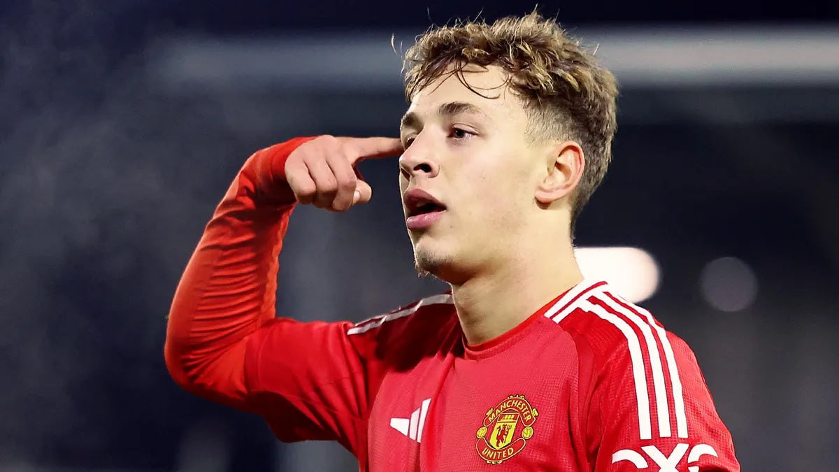 Звезда академии Манчестер Юнайтед Ибрагимов сменил спортивное гражданство на российское Дагестанская звезда академии английского Манчестер Юнайтед Амир Ибрагимов сменил спортивное гражданство сообщает Sport Baza По данным источника теперь в системе ФИФА 17 летний Ибрагимов значится как россиянин Таким образом юный дагестанец сможет выступать на международном уровне за сборную России До этого Амир провел 2 матча за юношескую сборную Англии U 16 Амир Ибрагимов переехал с семьей из Буйнакска в Англию в 2019 году В нынешнем сезоне россиянин провел за Манчестер Юнайтед 2 1 матч и забил 1 гол