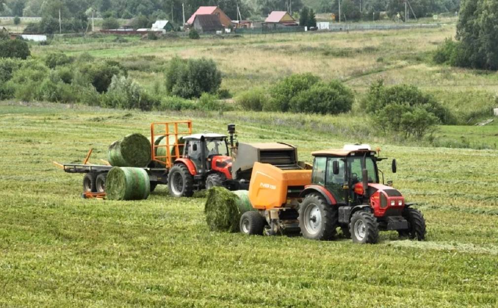 Продажи сельхозтехники в Башкирии за год выросли на 7,5% Сельхозпредприятия и фермеры Башкирии за первые семь месяцев 2025 года купили 1140 единиц сельскохозяйственной техники на 7,2 млрд руб. Это на 500 млн руб., или 7,5%, больше, чем в январе—июле 2024 года, сообщил вице-премьер — министр сельского хозяйства республики Ильшат Фазрахманов. «Важно, что, несмотря на серьезное удорожание, сельхозпроизводители не сбавляют темпов обновления техники», — сказал глава ведомства. Эффект от обновления парка заметен сейчас, во время уборочной страды, отметил министр. По его словам, те, кто «лучше оснащен», быстрее и без потерь убирают выросший урожай. РБК-УФА