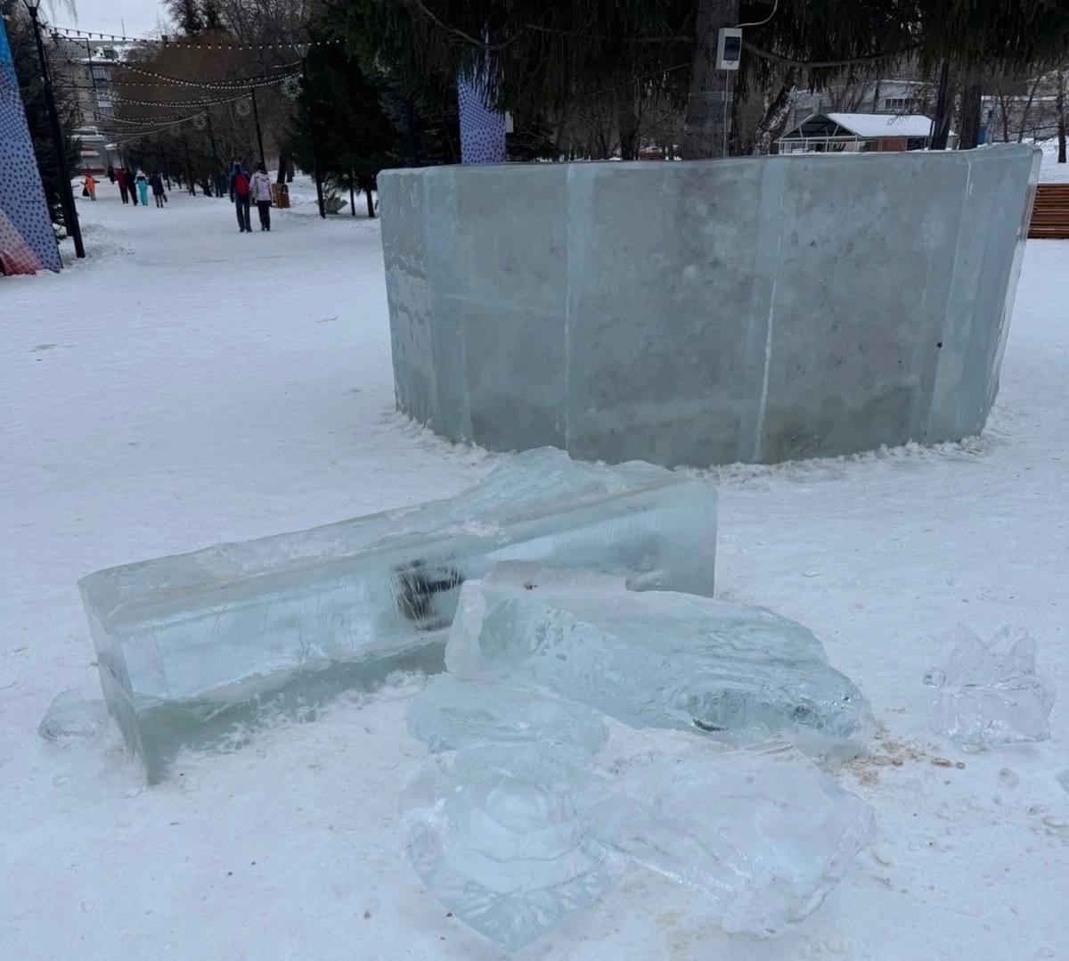 Ледовую фигурку Снегурочки разбили в  Саду Победы.   Хулиганам оказались 14-летние подростки. Они гуляли в парке ночью,  сломали скульптуру и убежали. Родителей привлекут за неисполнение своих обязанностей, а ребят поставят на учёт. Также придётся оплатить ущерб.       Подпишись   Поделись новостями