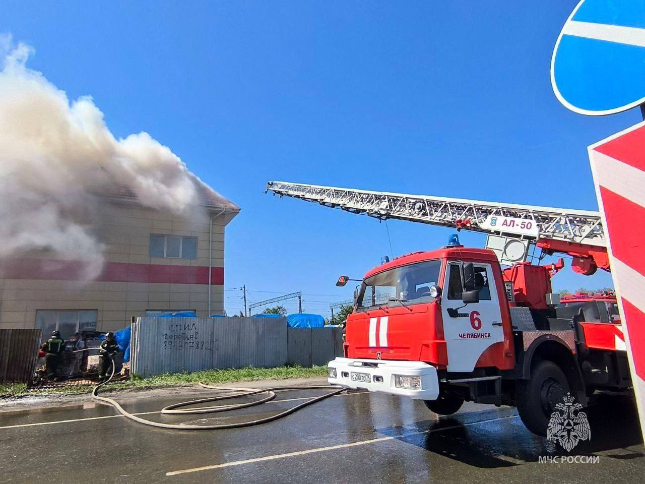 Сотрудники МЧС России тушат пожар в складском здании на улице Игуменка  Организован штаб, работают пять звеньев газодымозащитной службы. Пострадавших нет. Задействовано 60 человек и 15 единиц техники.    «Наш Челябинск» - новости без лапши! Подпишись!