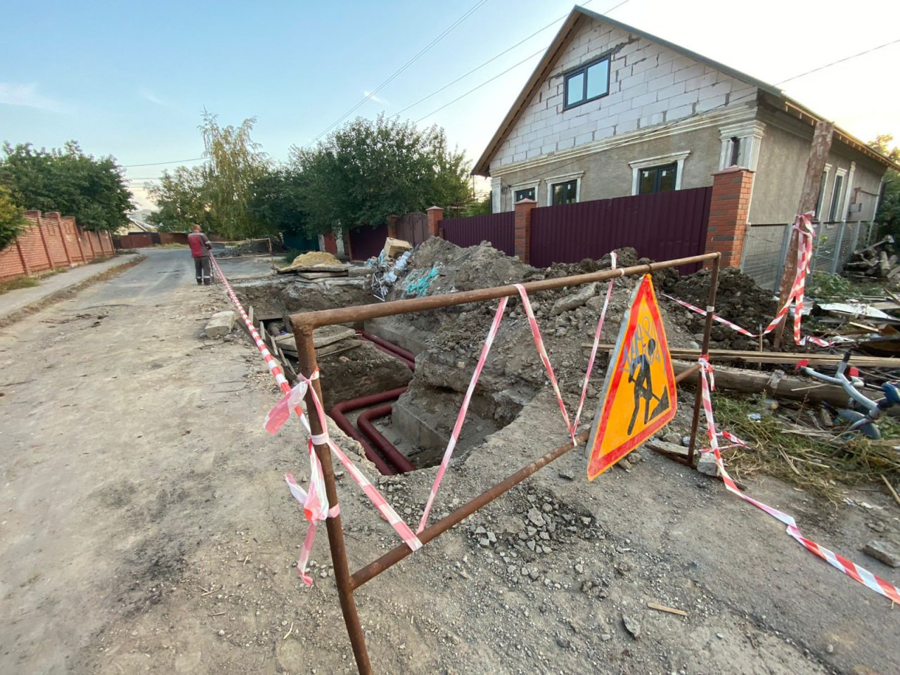 Санкт-Петербург помогает Мариуполю в отопительный период  По поручению губернатора Александра Беглова в Мариуполе организована работа аварийно-восстановительных бригад из Петербурга по ликвидации аварийных ситуаций на объектах теплотрассы, водоснабжения и водоотведения. Специалисты из города-побратима помогают городским коммунальным службам в отопительный сезон.  Аварийная служба подрядной организации Северной столицы ООО «Невское РЭУ» совместно со специалистами коммунальных предприятий Санкт-Петербурга выполняют работы по устранению порывов на линиях по теплоснабжению и водоснабжению, замене старых труб на новые, устранению засоров по канализации.  С ноября 2024 года аварийные бригады приняли порядка 100 заявок. На всех проблемных участках были ликвидированы неполадки. На этом работа не останавливается. Ежедневно петербуржцы с помощью специализированной техники выезжают на место аварии и помогают мариупольским коммунальным службам восстанавливать тепло, водоснабжение и водоотведение.