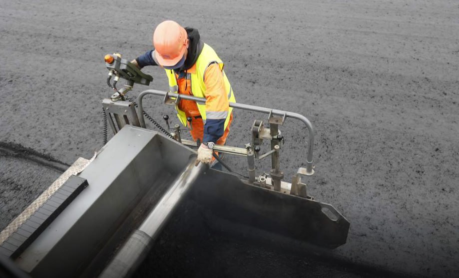 При строительстве автодорог недоплатили налогов на 9 5 млрд При строительстве автодорог в РФ недоплатили 9 5 млрд рублей налогов По статистике арбитражных судов за 2024 2025 годы средняя сумма налоговых претензий составила 300 700 млн для крупных компаний В частности они занимались строительством скоростных автострад М 12 М 4 Дон Р 22 Каспий дорог в Подмосковье До 60 организаций не смогут выплатить налоговые долги и вполне вероятно обанкротятся около 30 стройфирм уже проходят эту процедуру рассказали эксперты Десятки компаний дорожного строительства столкнулись с необходимостью оплатить существенные налоговые доначисления Федеральная налоговая служба ФНС выставила дорожникам общие претензии на сумму свыше 9 5 млрд рублей сразу за несколько лет Это стало известно из результатов арбитражных судов за 2024 2025 годы с которыми ознакомились Известия Крупные компании участвовали в реализации государственных заказов при возведении автострад М 12 М 4 Дон Р 22 Каспий федеральных трасс в Санкт Петербурге Новой Москве Подмосковье