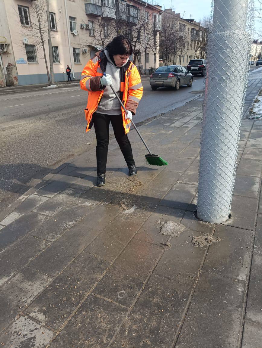 В рамках действующего муниципального контракта на 1-й квартал 2025 года ведутся регулярные работы по поддержанию санитарного состояния города.  Ежедневно для поддержания порядка задействованы более 700 человек и 20 единиц техники. Кроме того для обеспечения чистоты работают ночные бригады.  Выполняется комплекс работ: • Механическое подметание и мойка дорог • Очистка прибордюрных зон, тротуаров и парковок • Очистка разделительных полос и внутриквартальных проездов • Сбор случайного мусора • Очистка урн  За качеством выполнения работ следят специалисты управления коммунального хозяйства и благоустройства. Контроль проводится строго по графику.  Благодаря слаженной работе команды профессионалов мы обеспечиваем чистоту и комфортную среду для всех жителей!