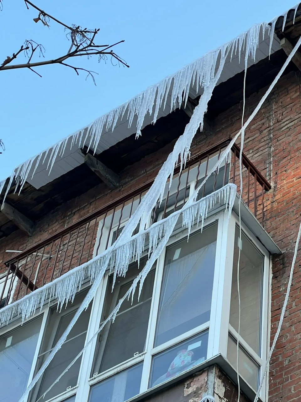 В Краснодаре ликвидируют подтопления дорог из за резкого потепления В краевой столице коммунальные службы начали устранять подтопления проезжей части вызванные резким потеплением и таянием снега Работы ведутся в нескольких районах   В посёлках Индустриальный и Калинино 1   На улице Переяславской   В микрорайоне Музыкальный Всё большую тревогу вызывают и громандые сосульки свисающие с крыш зданий Сегодня они могут начать падать Также в городе была приостановлена работа детского сада 219 Причина подтопление подвала из за аварии на канализационных сетях микрорайона из за чего в помещениях распространился неприятный запах Работы по устранению засора и откачке стоков ведутся с 28 декабря После ликвидации аварии в учреждении проведут дезинфекцию и работа сада будет возобновлена Всё о событиях на Кубани в MAX