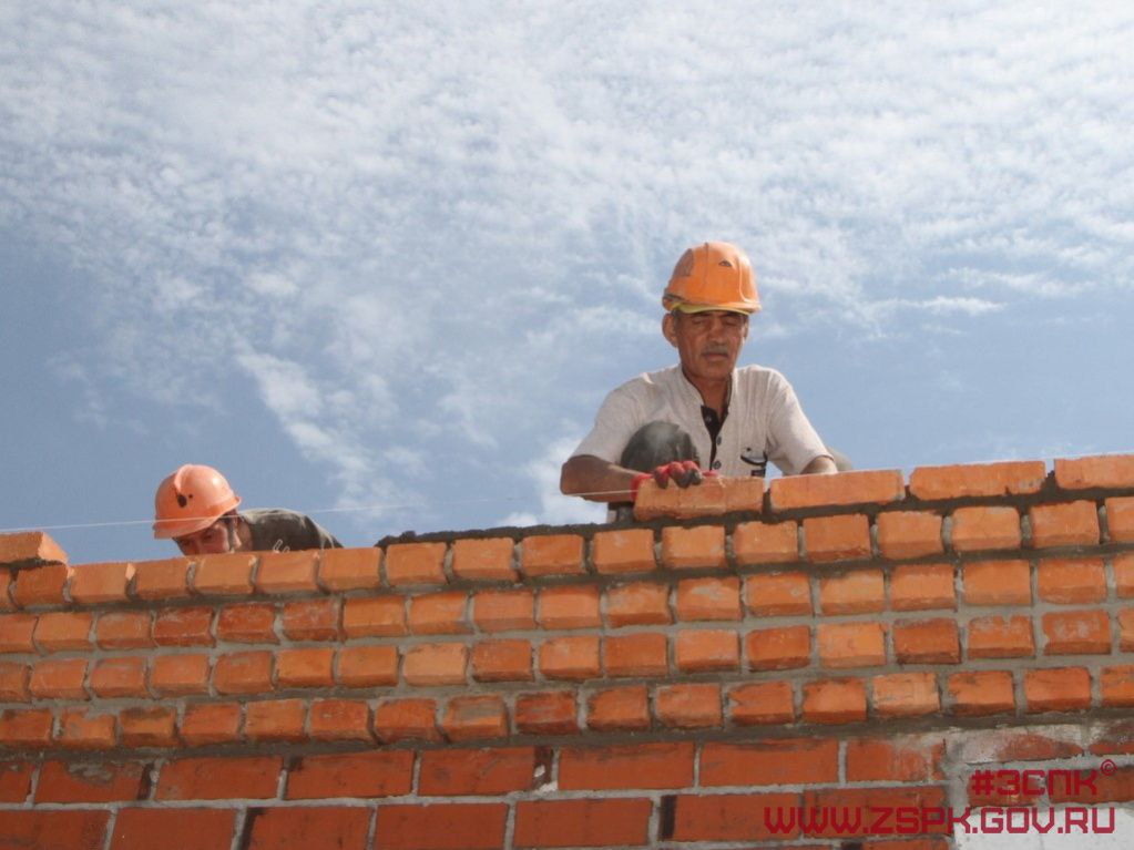 С 1 января в Приморье выросла стоимость рабочего патента для мигрантов ℹ Размер ежемесячного авансового платежа для иностранных граждан работающих по патенту теперь составляет 13 8 тыс рублей это на 2 тыс рублей больше чем в прошлом году Рост связан с увеличением регионального коэффициента который учитывает особенности рынка труда На 2026 год он повышен с 3 78 до 4 06 соответствующее решение депутаты приняли еще в октябре Ожидается что количество оформленных патентов сохранится на уровне прошлых лет а поступления в краевой бюджет составят не менее 2 млрд рублей Полностью читайте на нашем сайте Подписывайтесь на новости парламента Приморья