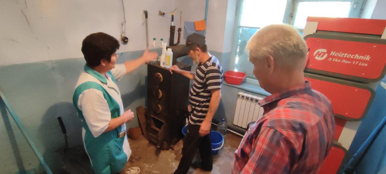 В Нововладимировке проверили работу систем ЖКХ В Нововладимировке специалисты провели комплексную проверку готовности объектов жилищно коммунального хозяйства к предстоящему отопительному сезону 2025 2026 годов В рамках этой работы представители аварийной бригады из Кабардино Балкарии совместно с руководителем отдела ЖКХ администрации Голопристанского округа осуществили выезд к котельным В ходе осмотра детально изучалась документация касающаяся функционирования систем теплоснабжения в предыдущие отопительные периоды Особое внимание уделялось записям о любых внештатных ситуациях или сбоях в работе оборудования По итогам анализа специалисты оценивали техническое состояние ключевых узлов насосов котлов запорно регулирующей арматуры а также приборов и датчиков отвечающих за управление системой