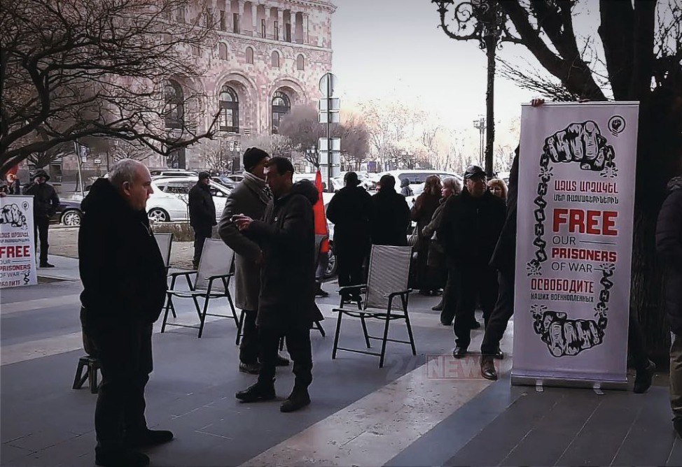 Малый и средний бизнес протестует в Ереване против налоговых изменений и обязательного декларирования доходов  Участники акции выступают против изменений в Налоговом кодексе, предусматривающих повышение ставки налога с оборота с 5% до 10%, а также внедрение системы обязательного декларирования доходов.  Они отмечают, что изменение, вступившее в силу с 1 января 2025 года, в несколько раз увеличило их налоговое бремя, в результате чего представители МСБ могут столкнуться с серьезными проблемами.  О налоговых изменениях и декларировании доходов - по ссылке.