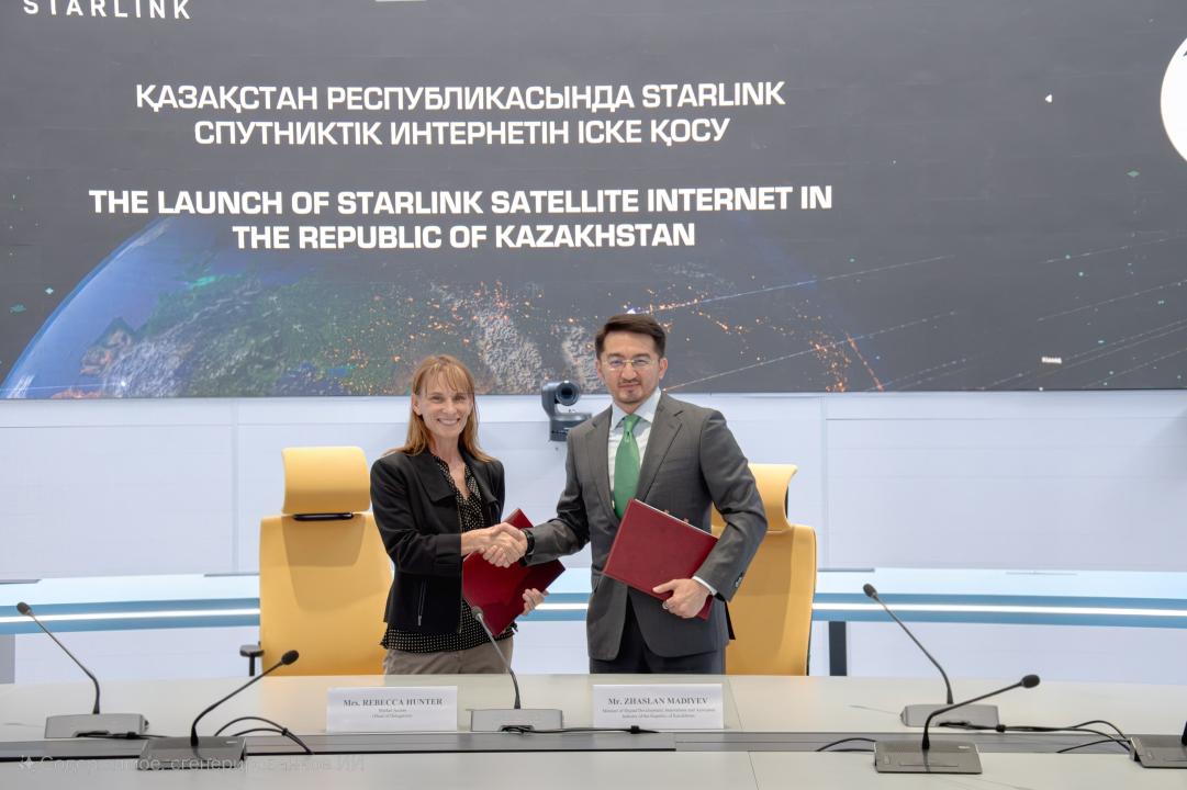 Starlink официально запускает спутниковый интернет в Казахстане Казахстан подписал соглашение с компанией Starlink, позволяющее официальную продажу спутниковых терминалов для населения уже в третьем квартале 2025 года. Проект обеспечит высокоскоростной интернет в труднодоступных регионах, включая сельские школы и медучреждения. Компания согласилась соблюдать требования казахстанского законодательства, а граждане смогут легально приобретать и регистрировать оборудование. Инициатива реализуется в рамках национального проекта «Доступный интернет». — И вот, наконец, мы достигли соглашения: компания согласилась выполнять все требования нашего законодательства в сфере информационной безопасности и связи. В этом году они реализуют все необходимые мероприятия, и наши граждане смогут официально и легально подключаться к спутниковому интернету, — отметил министр Жаслан Мадиев.