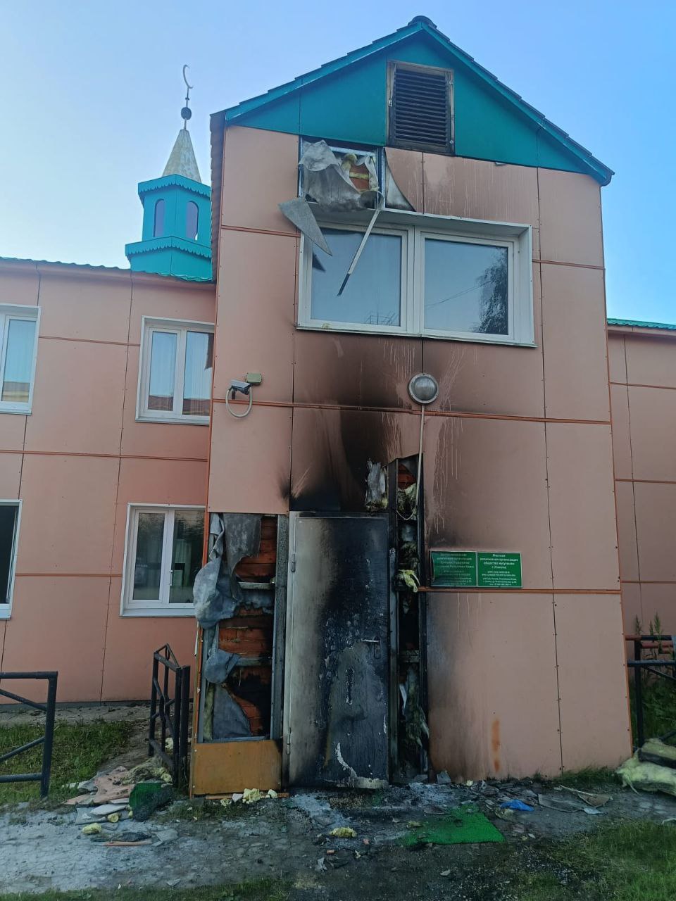 В Усинке подожгли мечеть. Муфтий Валиахмад Гаязов призвал не поддаваться на провокации  Сегодня ночью подожгли входную дверь в мечети города Усинска Республики Коми. Первым задымление заметил дежурный имам мечети. Прибывшие пожарные оперативно устранили возгорание, а правоохранители по записям камер видеонаблюдения установили, что облила горючей жидкостью и подожгла дверь молодая девушка. Сейчас она задержана.  Председатель ДУМ Республики Коми муфтий Валиахмад Гаязов призвал мусульман региона сохранять спокойствие и не поддаваться на провокации:  «Пожарные службы и правоохранительные органы отреагировали оперативно и делают все необходимое для защиты граждан, а наша задача — проявлять сдержанность и не поддаваться на действия, направленные на подрыв согласия в нашем обществе»