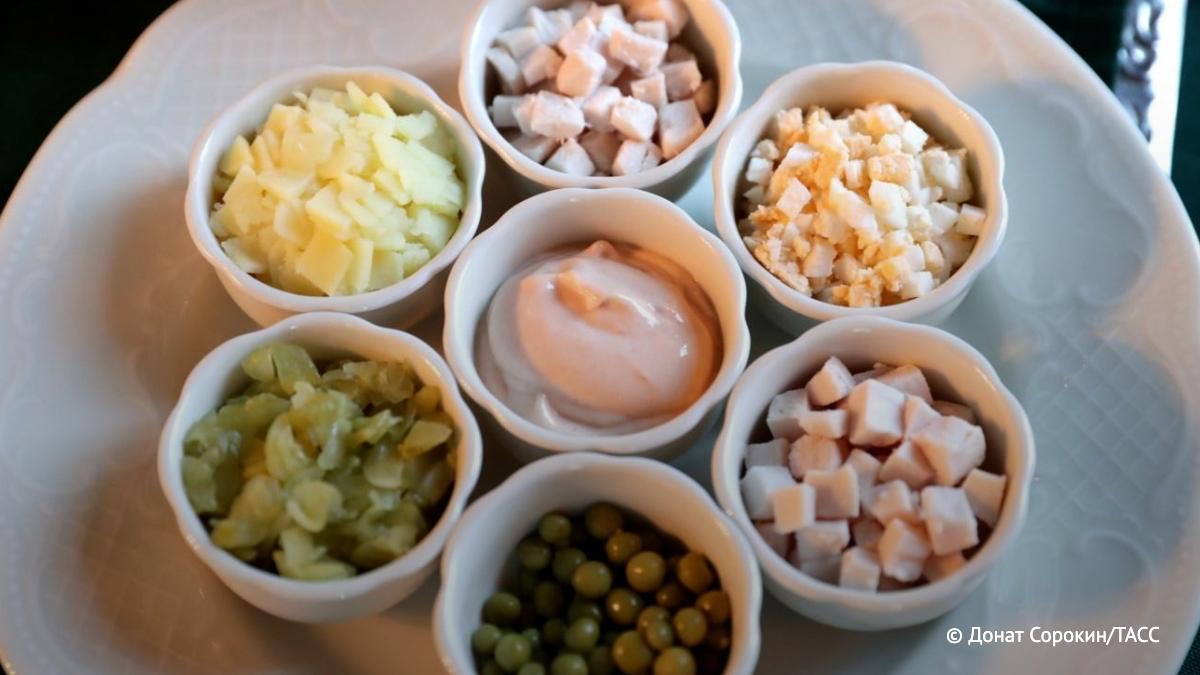 Попытки доесть новогодние салаты могут привести к отравлениям и токсикоинфекциям рассказала ТАСС аллерголог иммунолог Ксения Рябова Салаты заправленные майонезом не хранятся больше суток Дальше уже блюдо переходит на темную сторону Подпишись на ТАСС в Max