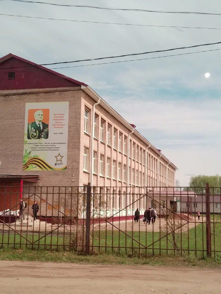 Безнаказанность у власти как в школе калечат детей а система покрывает преступление К нам обратилась мать ребёнка уже год безуспешно борющаяся за справедливость В школе Пестово 14 октября 2024 года учительница английского языка нанесла девочке удар повредив глаз Администрация школы знавшая о проблемном педагоге встала на её защиту Камеры не работали опросы детей проводились без родителей Отказ начальника ОМВД Иванова возбудить уголовное дело и странная судмедэкспертиза завершили картину круговой поруки Ребенок не может читать но инвалидность ребенку не дают до необходимого уровня не хватает 0 5 балла При этом заключение подписано врачами взрослого а не детского отделения МСЭ Жалобы на почте в генпрокуратуру теряются интернет не работает местные правоохранительные органы бездействуют а учительница продолжает работать открыто заявляя о своей безнаказанности благодаря покровителям из команды губернатора Ребёнок остаётся беззащитен перед системой