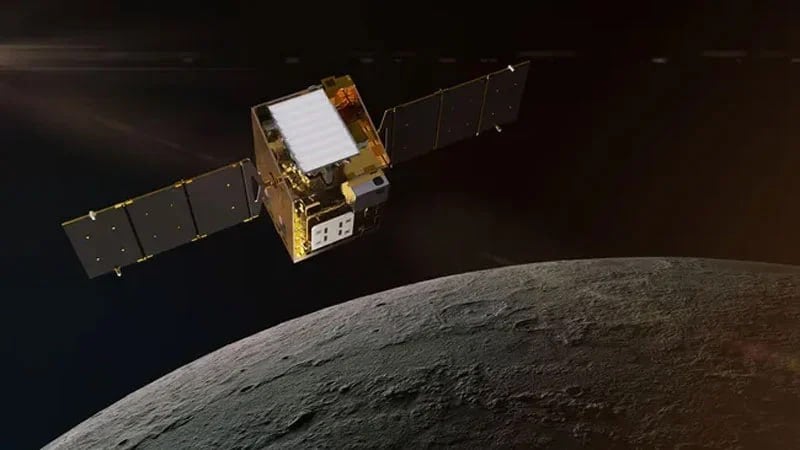 NASA всё ещё надеется спасти зонд Lunar Trailblazer Как мы сообщали ранее, связь с зондом Lunar Trailblazer, запущенным 27 февраля 2025 года, прекратилась через 12 часов после запуска и до сих пор восстановить её не получилось. Моделирование показывает, что аппарат всё ещё может заряжать батареи от солнечных панелей, но к середине июня эта возможность исчезнет. По наблюдениям, зонд вращается, но без связи его траекторию не скорректировать. Lunar Trailblazer оснащён двумя приборами для поиска воды на Луне. Первый — Lunar Thermal Mapper LTM — измеряет температуру поверхности в инфракрасном диапазоне, чтобы составить карту минералов. Второй — High-resolution Volatiles and Minerals Moon Mapper HVM3 — анализирует отражённый солнечный свет, выявляя следы воды. Миссия критически важна для программы Artemis, которая должна вернуть людей на Луну. Зонд должен был исследовать полярные регионы, особенно южный полюс, где в вечно затенённых кратерах могут быть запасы воды для будущих баз.