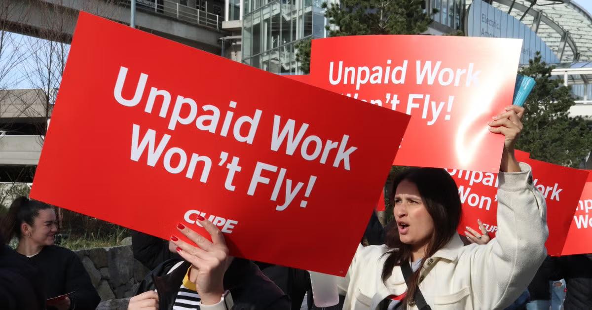 Тысячи бортпроводников Air Canada проведут акции протеста в крупнейших аэропортах Канады  В Канаде назревает масштабный трудовой конфликт в крупнейшей авиакомпании страны. Более 10 000 бортпроводников Air Canada, объединённых в профсоюз CUPE  Canadian Union of Public Employees , 11 августа вышли на акции протеста в аэропортах Монреаля, Торонто, Ванкувера и Калгари.  Причина — несоответствие зарплат и условий труда экономической реальности 2025 года. По данным профсоюза, за последние 25 лет инфляция в Канаде выросла на 169%, средние зарплаты — на 210%, а начальная ставка бортпроводников в Air Canada всего на 10%. В результате начинающий сотрудник на полной ставке получает меньше минимальной заработной платы.  «Нас ждёт напряжённый уикенд переговоров, и мы имеем сильную поддержку наших членов. Текущая ситуация неприемлема, стандарт больше невозможно поддерживать», — заявил Уэсли Лесоски, председатель подразделения Air Canada в CUPE.   Профсоюз также критикует неоплачиваемые часы работы, указывая, что бортпроводники обеспечивают не только комфорт, но и безопасность полётов.  6 августа 99,7% членов CUPE проголосовали за забастовку в случае провала переговоров. Если соглашение не будет достигнуто, забастовка может начаться уже 16 августа. Переговоры, идущие с начала года, пока успеха не принесли.    AviaNews
