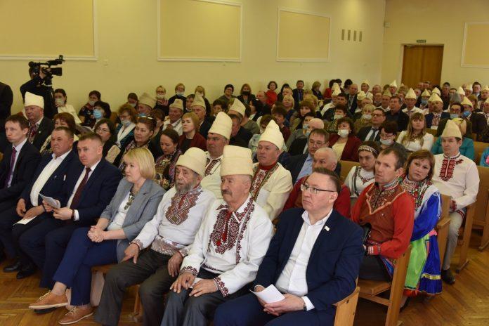 В конце октября в Йошкар Оле пройдет Всемарийский совет участие в котором примут представители марийской национальности со всей России Форум будет проходить 31 октября и 1 ноября На сегодняшний день заявлено участие около 200 человек сообщает МЭТР Главной темой обсуждения станут мероприятия посвящённые 105 летнему юбилею Республики Марий Эл Участники совета обсудят концепцию празднования ключевые события и программы направленные на сохранение культурного наследия региона Кроме юбилейных мероприятий планируется обмен опытом в сфере социального и экономического развития Представители регионов смогут представить лучшие практики обсудить совместные проекты и наметить пути дальнейшего сотрудничества Фото vk com merkanash Подписаться в MAX канал ИА МедиаПоток канал Главный редактор