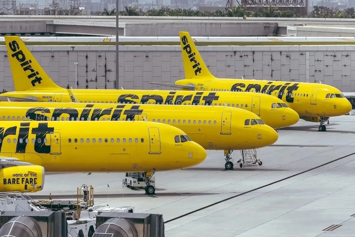 Spirit Airlines просит помощь у правительства США Американский лоукостер Spirit Airlines запросил у правительства США экстренную финансовую помощь на фоне резкого роста цен на авиационное топливо По данным источников речь может идти о сотнях миллионов долларов Ситуация выглядит критической У компании и без того находится в состоянии банкротства по главе 11 а сейчас давление усиливается Если Spirit не сможет выполнить ближайшие долговые обязательства существует риск быстрой остановки операционной деятельности Ключевая проблема в том что действующие программы поддержки авиакомпаний в США были разработаны под пандемию и не предусматривают механизмов помощи при топливном кризисе Это резко снижает вероятность оперативного спасения По оценке аналитиков затраты на топливо могут вырасти до 360 млн долларов что сопоставимо с текущими денежными резервами компании На этой неделе министр транспорта США Шон Даффи встретится с руководством Spirit и других лоукостеров Frontier Allegiant Sun Country Avelo Формально она направлена на оценку состояния отрасли но фактически может определить судьбу отдельных игроков Spirit уже дважды банкротилась с 2024 года Кредиторы сомневаются в его жизнеспособности а Citibank уже заявила о праве арестовать активы должника Как думаете выживет ли Spirit Получит ли помощь    AviaNews в телеграм Запасной аэродром в MAX