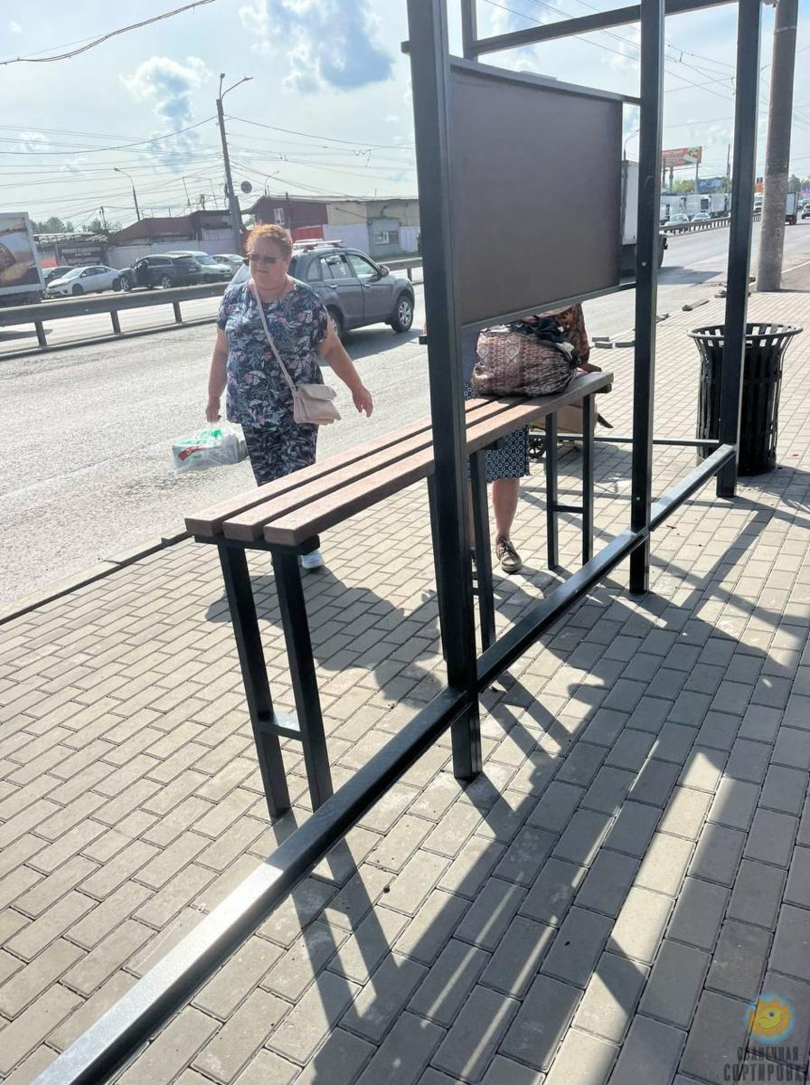 В микрорайоне Сортировка в Нижнем Новгороде на остановке вместо лавочки сделали «барную стойку» Днем пассажиры пока кладут туда сумки, сами забраться не могут. А вечером, как пить дать, соберутся любители горячительных напитков.