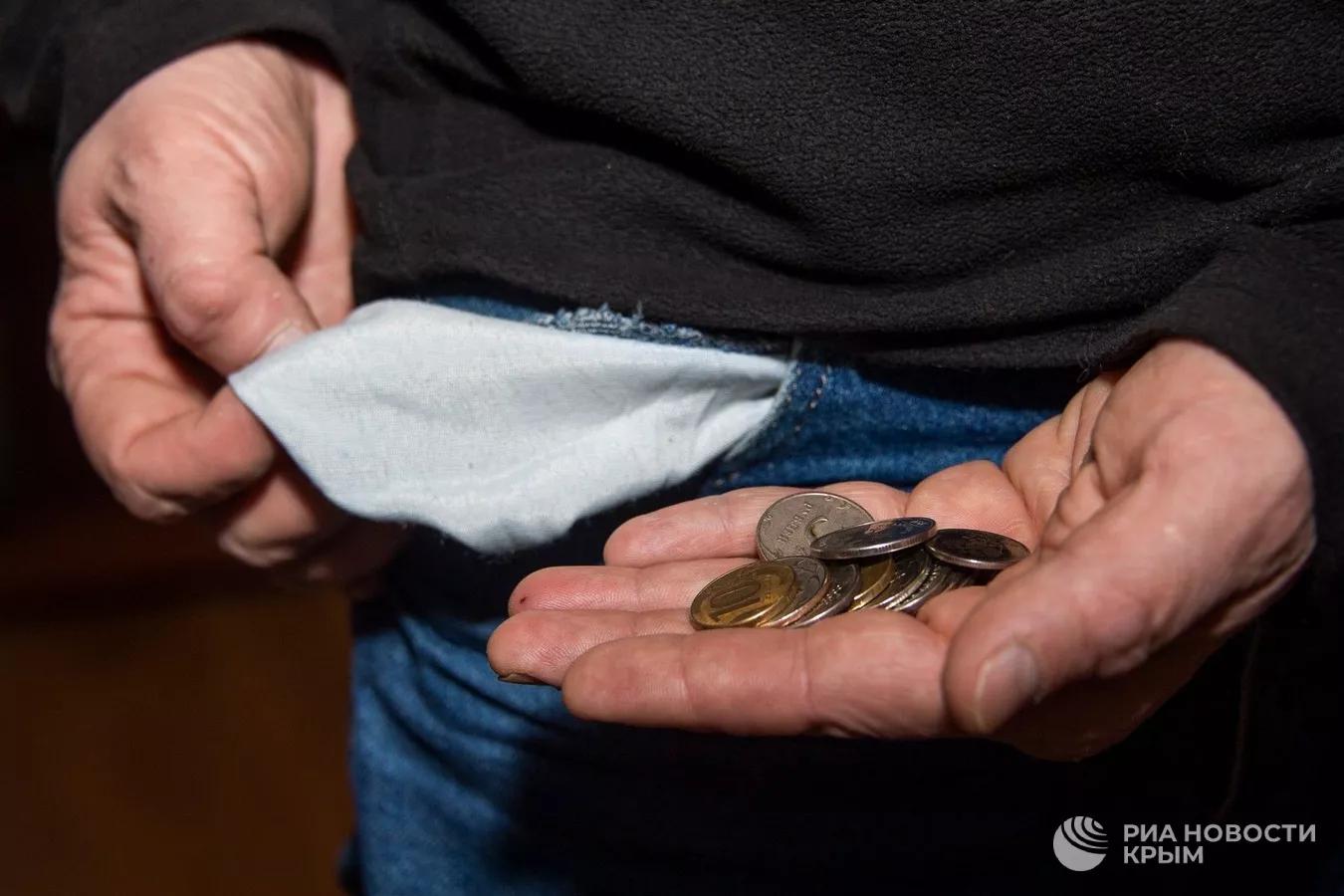 У кого сильнее всего снизились средние зарплаты в России РИА Новости проанализировало данные Единой межведомственной информационно статистической системы по итогам лета Сильнее всего уровень дохода упал у работников инвестфондов на 37 и составил 112 9 тысячи рублей На втором месте частные детективы Их заработок снизился на четверть и составил 81 2 тысячи рублей Меньше всего из тройки профессий пострадали доходы работников занятых на добыче и обогащении угля и антрацита теперь они получают 126 6 тысячи рублей вместо 142 3 тысячи Средняя ежемесячная зарплата в конце лета в России составила 92 9 тысячи рублей а годом ранее показатель составлял 82 2 тысячи 0 Подписаться на РИА Новости Крым в Telegram MAX VK