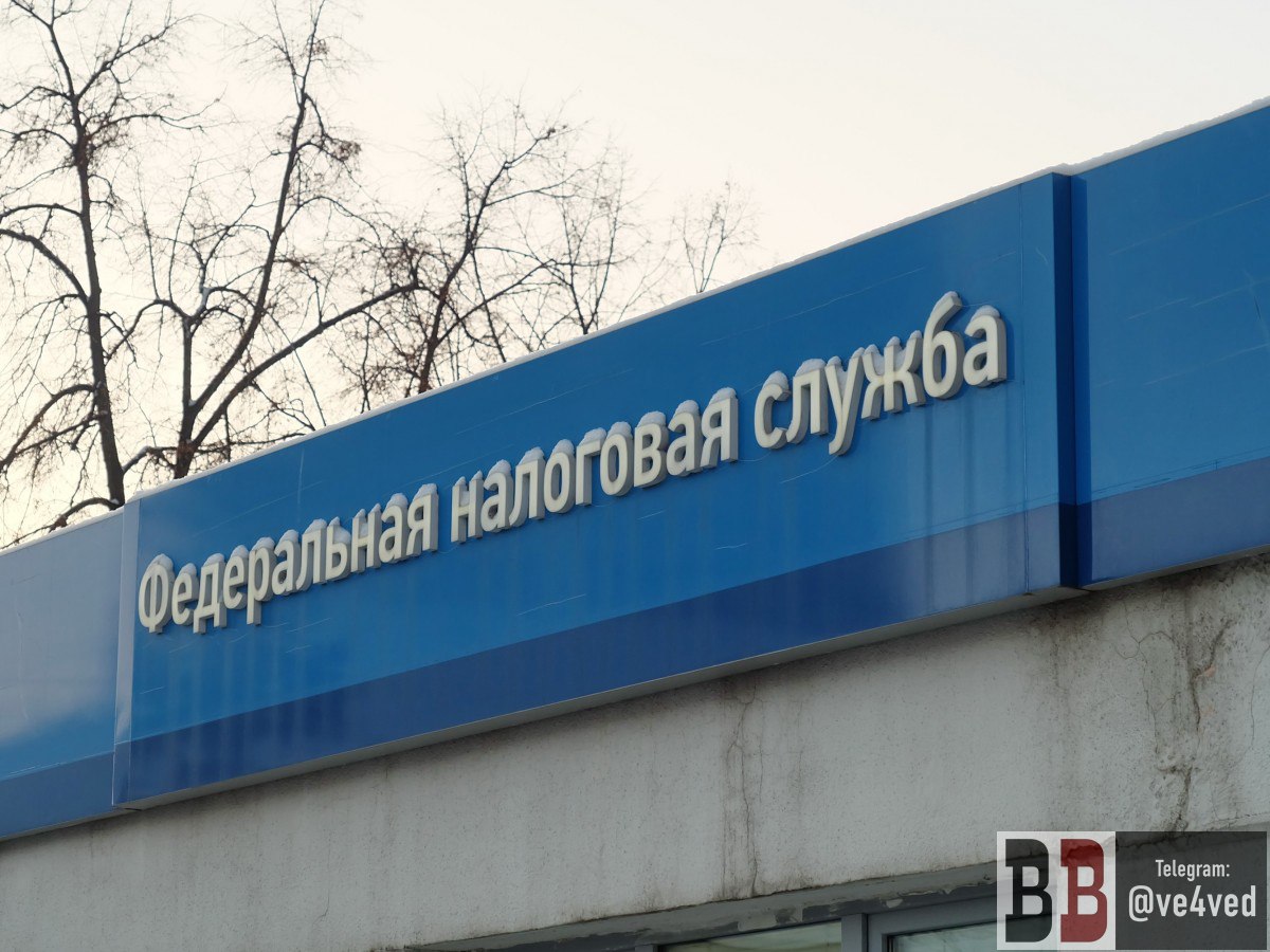 Налогового инспектора в Екатеринбурге второй раз за год осудили за взятки от реализаторов продуктов питания Уже бывший государственный налоговый инспектор отдела оперативного контроля Межрайонной ИФНС России 24 Ярослав Морозов был уволен из налоговой за утрату доверия в 2024 году когда против него велось следствие по уголовным делам Ранее мы писали что его приговорили к штрафу в 1 миллион рублей за получение взяток от булочника Сегодня завершилось судебное следствие по второму уголовному делу против Морозова на этот раз за получения взяток от продавцов овощей Налоговик был обязан следить за тем чтобы предприниматели соблюдали требования закона о применении контрольно кассовой техники и строго вели отчётность но согласно материалам дела он игнорировал нарушения со стороны пяти предпринимателей в период с февраля 2019 года по ноябрь 2024 года за что получил от них 155 тысяч рублей Бизнесменам грозила административная ответственность по части 1 статьи 14 1 КоАП РФ осуществление предпринимательской деятельности без регистрации в качестве индивидуального предпринимателя или юридического лица и части 2 статьи 14 5 КоАП РФ неприменение в установленных законами случаях контрольно кассовой техники но Морозов избавил их от этой ответственности Свою вину бывший налоговик признал в полном объёме Второй приговор для него вышел тоже относительно мягким по части 3 статьи 290 УК РФ получение должностным лицом лично взятки за незаконное бездействие судья Железнодорожного суда Екатеринбурга Жанна Челядинова назначила ему штраф в размере 3 миллионов рублей с лишением права работать в ФНС ближайшие пять лет Телеграм канал ve4ved Поддержать Подписаться Прислать новость 18