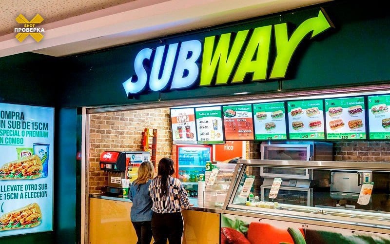 SUBWAY возвращается в Россию: компания возобновила деловые отношения с российскими партнёрами   По данным SHOT ПРОВЕРКИ, американская компания активно выдаёт российским бизнесменам права на франшизу — возможность работать в стране под брендом SUBWAY. Ранее бывшим франчайзи запретили использовать западный нейминг, и они переименовались в «Сабфреш». А те, кто пока не успел этого сделать, должен был отказаться от бренда SUBWAY в кратчайшие сроки.   В сентябре 2024-го SUBWAY ушёл с российского рынка, однако не афишировал свой уход. Компания отправила франчайзи письмо о прекращении сотрудничества. Она запретила использовать бренд, оборвала все связи с франчайзинговыми компаниями и заявила, что не имеет отношения к точкам в России.  В российских заведениях SUBWAY совсем недавно мы нашли множество санитарных нарушений — кишечную палочку в сэндвичах, просрочку и неликвид. Если ещё не видели скандальное расследование SHOT ПРОВЕРКИ — смотрите здесь:      Подписывайтесь