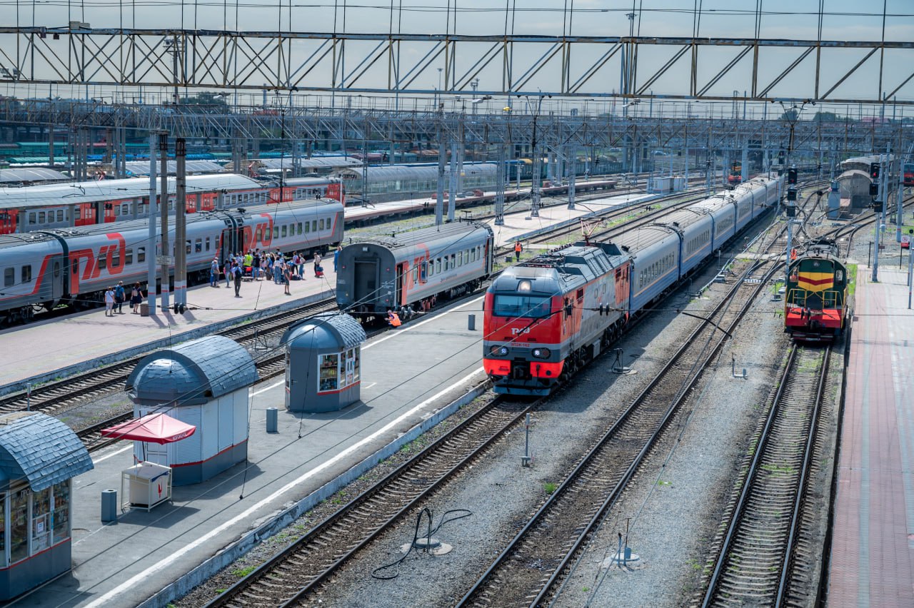 Из Челябинска запустят в Москву новые двухэтажные поезда  Между столицей Южного Урала и Москвой начнут курсировать новые двухэтажные поезда. Из областного центра первый рейс отправится уже 13 декабря, а из столицы — 15 декабря.   Полностью будет обновлен состав поезда № 391/392 «Челябинск — Москва»: его вагоны заменят на двухэтажные.  — Это позволит предложить пассажирам больше мест в поездах между Центральной Россией и столицей Южного Урала, а также даст возможность снизить стоимость билетов, — подчеркнули в РЖД.  График курсирования поезда останется прежним. А вот комфорт в пути значительно улучшится. Новые вагоны оснащены кондиционерами, биотуалетами, сейфами и розетками. Также в них предусмотрено детское купе, оформленное в ярком стиле, а для инвалидов — специализированные места с дополнительным оборудованием.          Поддержать канал