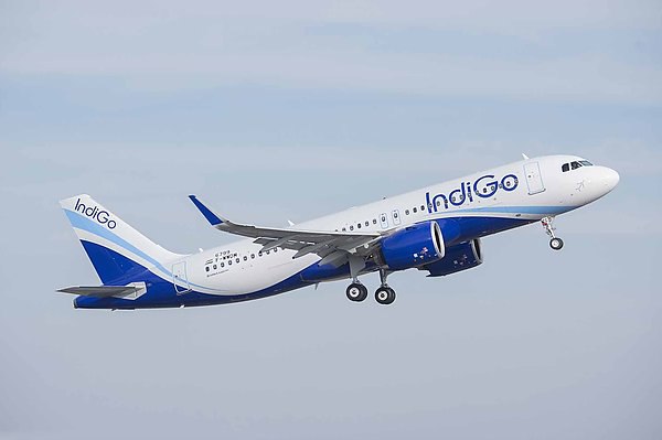 Авиакомпания IndiGo отменила рейсы через воздушное пространство Ирана Индийская бюджетная авиакомпания IndiGo отменила рейсы в Тбилиси Алма Ату Ташкент и Баку до 28 января из за ситуации вокруг Ирана Об этом сообщает ТАСС со ссылкой на заявление перевозчика Мы внимательно следим за развитием событий в регионе вокруг Ирана и заблаговременно пересматриваем расписание полетов поскольку безопасность наш главный приоритет заявила авиакомпания в соцсети X Как отметили в компании рейсы в Тбилиси Алма Ату Ташкент и Баку проходят через воздушное пространство Ирана и из за текущей ситуации авиакомпания избегает этой зоны aviaru net n291837