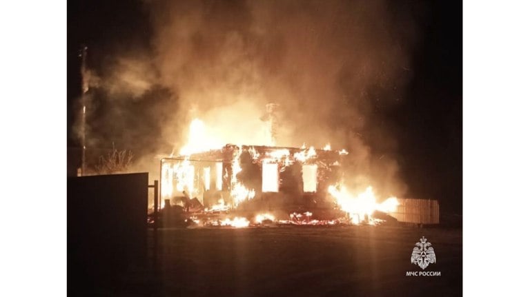 В брянском поселке Синезерки ночью 4 мая сгорел жилой дом Частный жилой дом полыхал на улице Кольцевой. Огонь полностью уничтожил строение. Обошлось без пострадавших. ƃℾ подписаться прислать новость