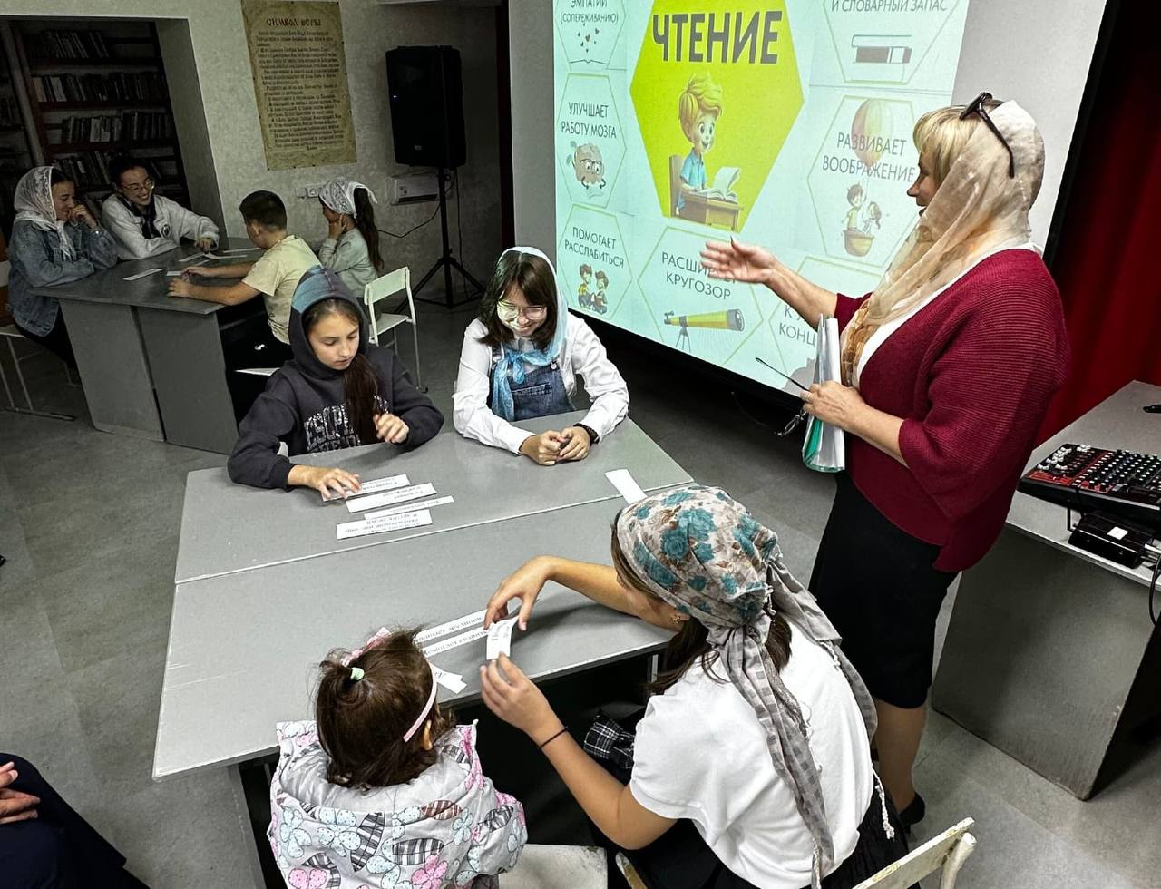 В Прохладном появилась Православная библиотека На базе приходской библиотеки Покровского храма создана библиостудия ставшая площадкой для культурного просвещения В рамках данного проекта здесь проводятся тематические мероприятия кинолектории беседы и творческие выступления Посетители библиотеки уже посмотрели сериал Достоевский познакомились с жизнью и творчеством великого писателя Подробнее здесь