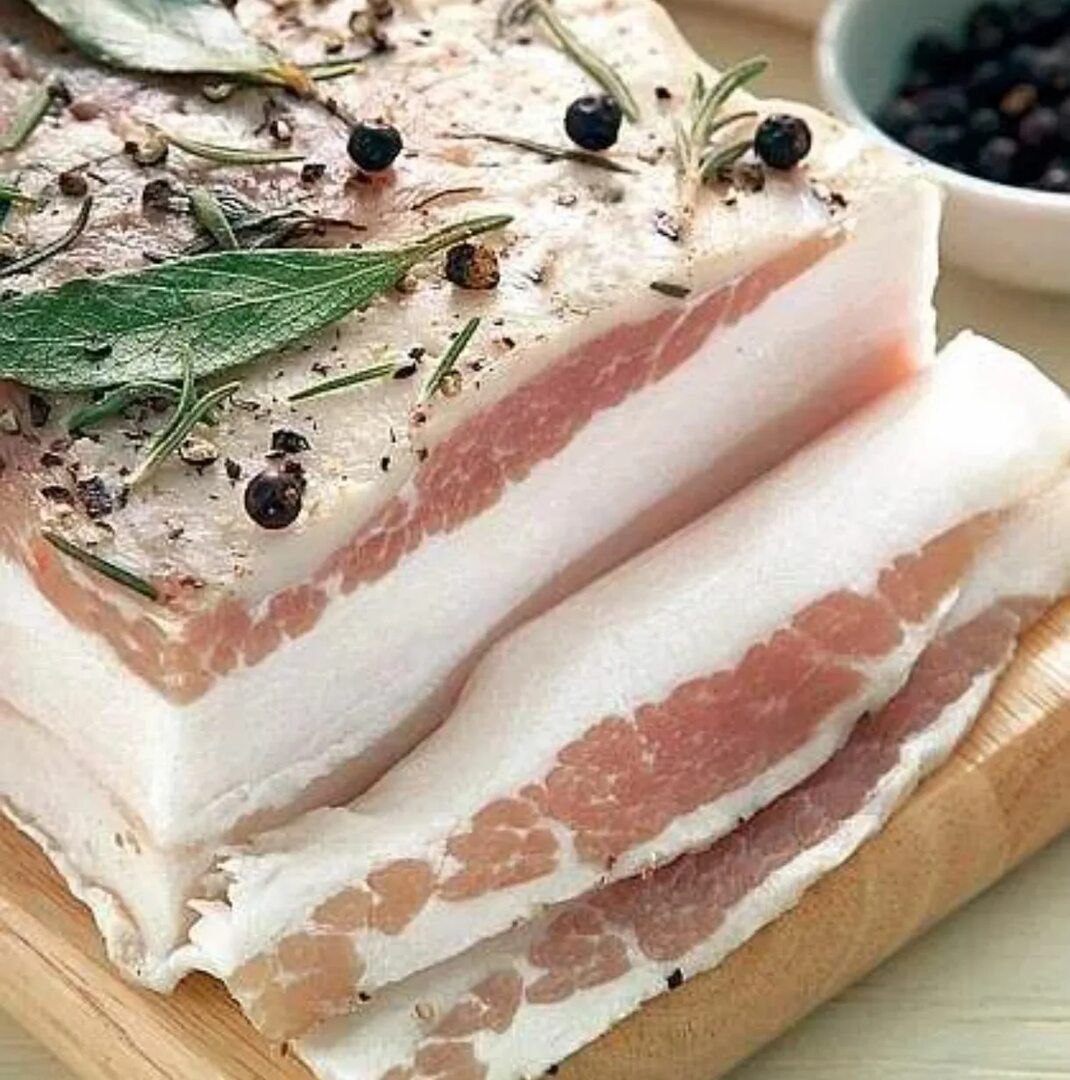 Российский экспорт сала вырос на 38 Согласно оценкам экспертов за 9 месяцев 2025 года Россия поставила на зарубежные рынки 13 тыс тонн сала на почти 19 млн долл США По сравнению с тем же периодом прошлого года экспорт увеличился на 12 в натуральном выражении и 38 в стоимостном Драйвером роста стал экспорт сала из России в Беларусь свыше 10 тыс тонн на почти 15 млн долл США В сравнении с прошлым годом период к периоду объем поставок вырос на 4 в весе и 29 в деньгах В пятерку крупнейших стран импортеров по стоимости входят 1 е место Беларусь 2 е место Монголия 3 е место Армения 4 е место Казахстан 5 е место Вьетнам Максимальный объем экспорта за всю историю наблюдений был достигнут в 2023 году когда Россия поставила на зарубежные рынки сала на сумму почти 25 млн долл США tradewithoutborders торговлябезграниц импорт экспорт сало Торговля без границ Экспорт Вашей продукции Решение любых вопросов ВЭД