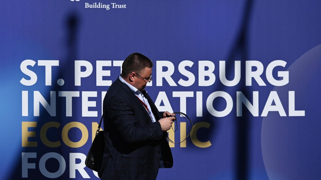 Кремль связал отключение интернета во время ПМЭФ с «режимом, который пускает под откос поезда» С такой формулировкой Дмитрий Песков прокомментировал сбои в работе интернета, которые наблюдаются в Петербурге уже несколько дней. «Что касается мер безопасности — конечно, они максимальные. Мы знаем, с кем мы имеем дело: мы имеем дело с режимом, который пускает под откос гражданские поезда с гражданским населением. Поэтому, если нужно отключать связь — значит, нужно отключать связь. Главное — безопасность людей», — заявил Песков. Перебои в работе мобильного интернета наблюдаются также в Оренбургской, Ростовской областях, Красноярском крае и других регионах. По подсчетам исследователей, к 17 июня проблемы с интернет-доступом были в трети всех российских регионов. Власти объясняют ограничения защитой от атак беспилотников. ПМЭФ-2025 проходит в Петербурге с 18 июня. Проблемы в работе сетей начались еще накануне. Также чиновники просили петербуржцев поменьше ездить на личных автомобилях и пересесть на метро и электрички из-за традиционных перекрытий улиц.