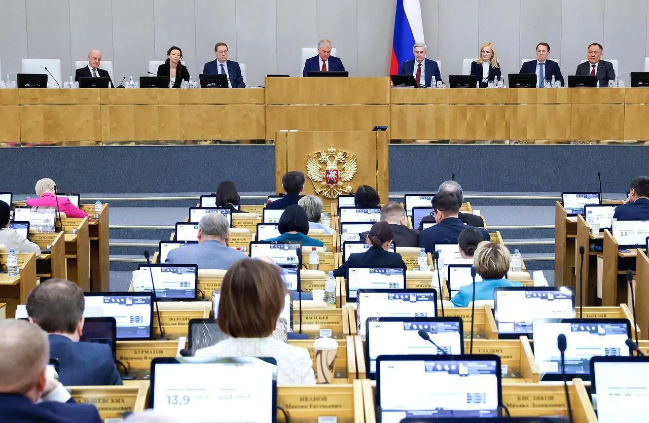 На сегодняшнем заседании Государственной Думы в первом чтении был принят законопроект направленный на создание национальной системы подтверждения ожидания поставки товаров и совершенствование государственного контроля в этой сфере Речь идёт о налаживании системы прозрачности ввоза товаров из стран ЕАЭС обеспечение своевременной уплаты НДС и акцизов а также предотвращение оборота товаров с нарушением законодательства Дополнительные изменения обеспечат контроль за товарами на всех этапах их движения от момента ввоза до их реализации на территории страны Это позволит существенно снизить риски недобросовестной конкуренции и создать равные условия для всех участников рынка Для гарантии исполнения налоговых обязательств также вводится обеспечительный платеж Система будет применяться к товарам ввозимым автотранспортом с возможностью дальнейшего расширения по решению Правительства Российской Федерации с учётом специфики отдельных категорий товаров Ожидается что внедрение такой системы обеспечит значительный рост доходов федерального бюджета за счет увеличения собираемости косвенных налогов до 50 млрд рублей уже в 2026 году с последующим ростом в среднесрочной перспективе Данный закон является системной мерой направленной на защиту экономических интересов государства поддержку добросовестного бизнеса и повышение эффективности государственного контроля На связи в MAX