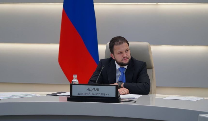 Росавиация не станет ограничивать время нахождения пассажиров в самолете при внеплановой посадке. Об этом сообщил глава ведомства Дмитрий Ядров. Во время майского коллапса заместитель министра транспорта Владимир Потешкин заявил, что долгая задержка пассажиров на борту во время ограничений работы аэропортов недопустимо. Он подчеркнул, что спорные моменты должны решаться в пользу комфорта путешественников. Но в Росавиации такой подход не оценили. «Представьте ситуацию, когда в Пулково одновременно летят десятки перенаправленных рейсов. Если всех пассажиров вывести в терминал, его пропускная способность может не выдержать», – привел пример глава ведомства. Подробнее на ТурДоме.
