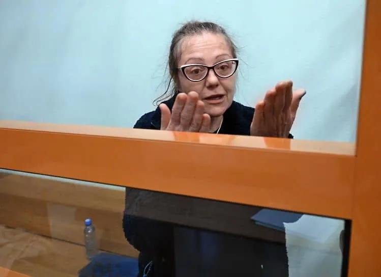 20 лет колонии запросили посудомойщице кадетского корпуса по обвинению в вербовке учащихся в Легион Свобода России Во 2 м Западном окружном военном суде проходят прения по делу посудомойщицы московского кадетского корпуса Александры Житенко Женщину обвиняют по статьям о вовлечении несовершеннолетних в преступную деятельность а также в вербовке в террористическую организацию и участии в деятельности такой организации По версии обвинения Житенко работая в столовой кадетского корпуса склоняла учащихся к вступлению в признанный в РФ террористическим Легион Свобода России Один из бывших кадетов рассказывал на допросе что женщина предоставляла ему литературу по минно взрывному делу развитию навыков конспирации а также изготовлению тайников и разведке местности Житенко якобы оставляла в тайниках на Кузьминском кладбище записки на украинском языке которые позже забирала вместе с кадетом Сама подсудимая утверждает что речь шла об игре которую она использовала как способ наладить отношения с кадетами на фоне постоянных конфликтов На сегодняшних прениях прокурор Надежда Тихонова заявила что Житенко помимо прочего формировала у кадетов негативное отношение к участию в СВО Вина подсудимой по мнению гособвинительницы полностью подтверждается в том числе аудиозаписями разговоров Житенко с кадетом свидетелем его показаниями и показаниями других свидетелей По совокупности обвинений прокурор Тихонова запросила Александре Житенко 20 лет колонии двухлетнее ограничение свободы после освобождения а также штраф в 1 миллион рублей передает наш корреспондент в суде Фото Коммерсант