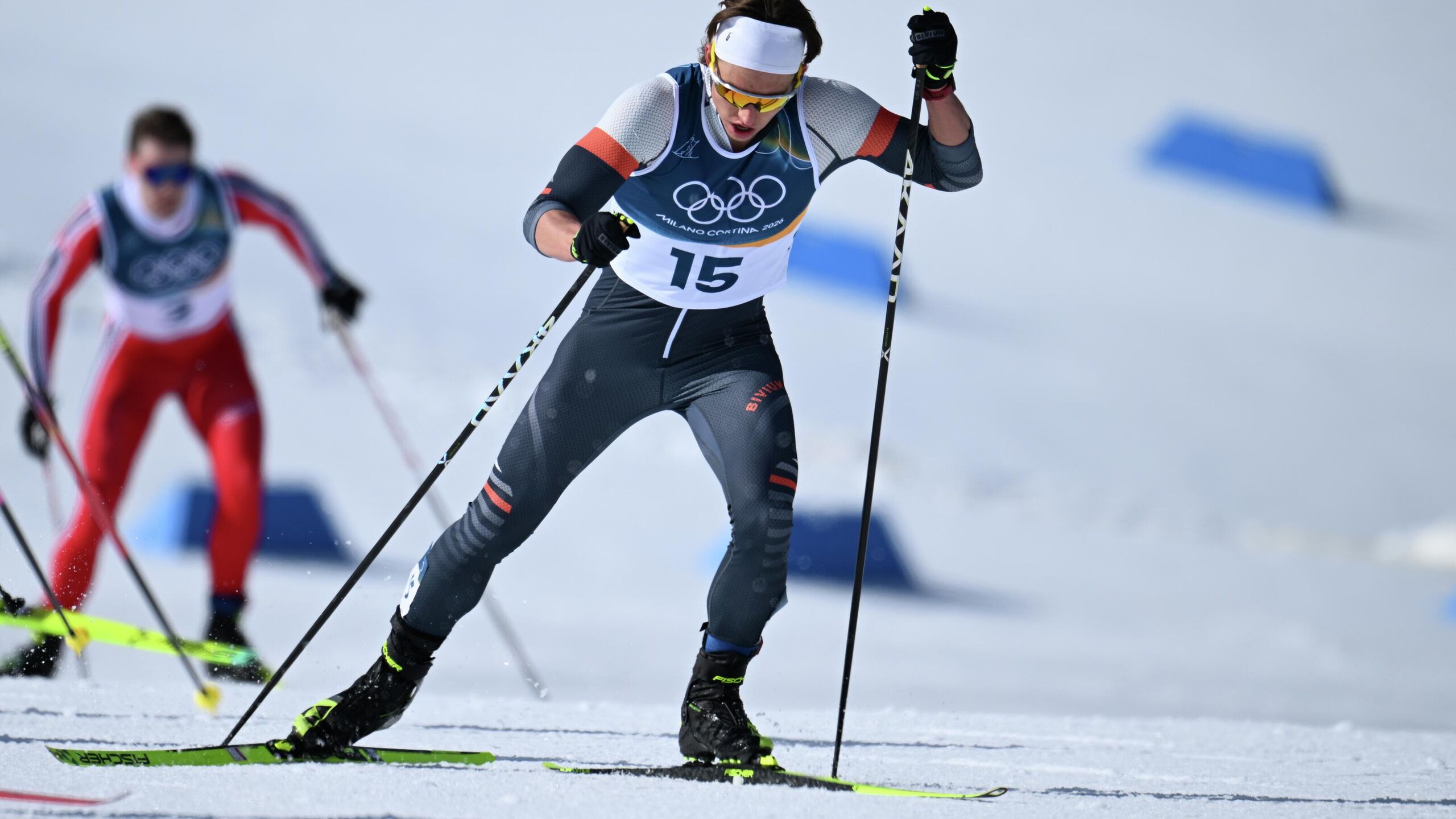 Российский лыжник Савелий Коростелев заявил что неверно занял позицию перед последним подъемом в скиатлоне на Олимпийских играх в Италии В воскресенье Коростелев занял четвертое место в скиатлоне уступив победителю 3 6 секунды Это было первым выступлением для 22 летнего лыжника на Олимпийских играх Очень рад что получилось побороться за подиум но четвертое место худшее на Олимпиаде Пока это была моя лучшая гонка но я выбрал неверную позицию перед последним подъемом что сказалось я оказался слишком далеко Конечно допустил ошибку Самый нервный момент был в середине коньковой части когда я терял контакт с группой лидеров подъезжал снова терял контакт и подъезжал но потом ребята успокоились и я уже втянулся сам Понимал что нужно готовиться к финишному ускорению сказал Коростелев в эфире Okko В какой то момент мне было очень тяжело особенно в начале коньковой части Когда на последний круг шли понимал что сейчас разборки будут Очень долгое время был так называемый бетон