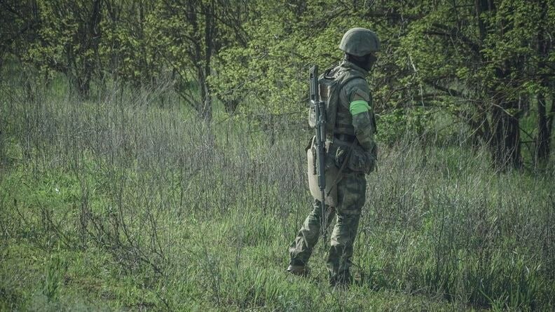 Фиктивная жена погибшего участника СВО пыталась получить 9 млн и попала под суд Как сообщили в прокуратуре в 2021 году гражданка Узбекистана заключила брак с красноярцем чтобы получить разрешение на временное проживание Брачные отношения были фиктивными У женщины вскоре родился ребенок от другого мужчины В 2024 году красноярец подписал контракт и отправился на СВО где погиб Тогда у женщины и ее двух знакомых появилась идея получить выплаты Приятели помогли ей оформить документы чтобы та обратилась с заявлением на пособие и другие выплаты общая сумма которых превышала 9 миллионов рублей Прокуратура выяснила что супружество было фиктивным а потому права на выплаты у женщины отсутствовали Суд по иску прокурора признал брак недействительным Все выплаты получила мать погибшего Прокуратура утвердила женщине и двум её подельникам обвинение в покушении на мошенничество и передала дело в суд prmira news