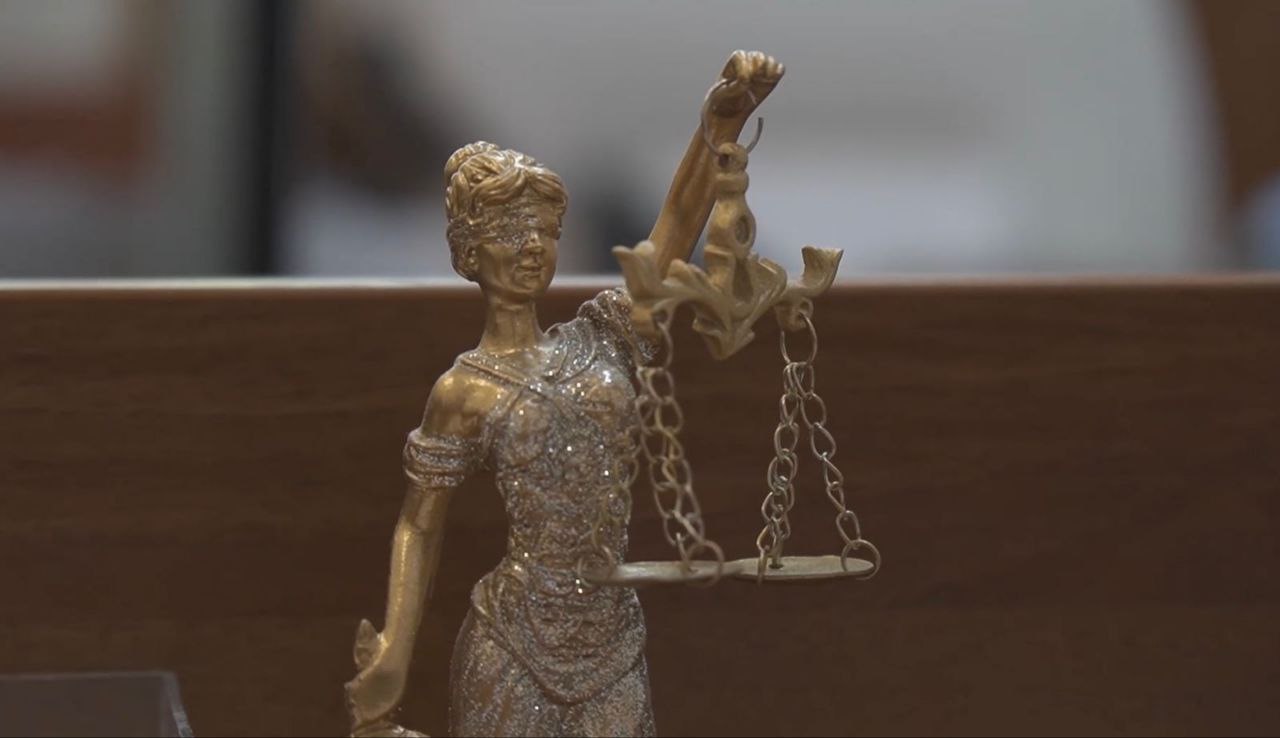 Прокуратура Московской области направила в суд уголовное дело о хищении более 15,3 млн рублей в рамках реализации национального проекта «Жилье и городская среда» Прокуратура Московской области утвердила обвинительное заключение по уголовному делу в отношении пяти сотрудников двух коммерческих организаций. Они обвиняются по ч. 4 ст. 159 УК РФ мошенничество, совершенное группой лиц по предварительному сговору, с использованием своего служебного положения, в особо крупном размере . По версии следствия, генеральный директор строительной компании ООО «Смарт» в июне 2019 года заключил муниципальный контракт на выполнение работ по комплексному благоустройству набережной реки Пехорка в г.о. Балашиха Московской области в рамках реализации национального проекта «Жилье и городская среда». После у него возник преступный умысел, направленный на хищение бюджетных денежных средств, с этой целью обвиняемый привлек своего заместителя – директора компании-субподрядчика ООО «Стройград» и руководителя проекта этой же организации, обладающего специальными знаниями по заполнению учетной документации. Так, в период с июня по декабрь 2019 года обвиняемые, предоставив в администрацию г.о. Балашиха Московской области документы, содержащие заведомо недостоверные сведения об объемах и стоимости строительных работ и понесенных затратах, совершили хищение около 9 млн рублей. Кроме того, учредитель ООО «Стройград» совместно с руководителем проекта этой же компании и другими соучастниками в период с октября по декабрь 2020 года предоставили в МАУ «Объединенная дирекция парков Богородского городского округа Московской области» документы, содержащие заведомо ложную информацию об объемах и стоимости выполненных работ в рамках муниципального контракта по благоустройству набережной реки Клязьма в Богородском г.о. Московской области, причинив ущерб местной администрации на сумму более 6,3 млн рублей. Уголовное дело направлено в Балашихинский городской суд Московской области для рассмотрения по существу. Кроме того, прокуратурой в интересах органов местного самоуправления в суд заявлено два исковых заявления о взыскании с обвиняемых солидарно суммы причиненного материального ущерба.