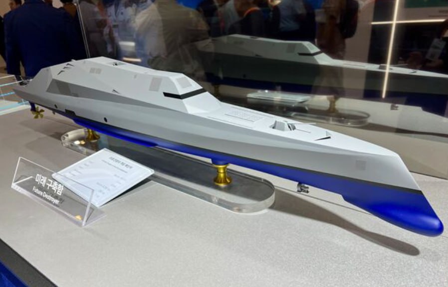 Hanwha Ocean представила концепт перспективного эсминца будущего Южнокорейская судостроительная компания Hanwha Ocean на выставке MADEX 2025 в Пусане представила концепт эсминца. Особенности корабля обратный наклон носовой части – уменьшает качку, повышая точность работы сенсоров и систем управления огнём; отсутствие мачт и выступающих элементов – все основные радары и датчики интегрированы в надстройку для снижения радиолокационной заметности; выхлопные системы у ватерлинии – уменьшают тепловую сигнатуру, затрудняя поражение ракетами с ИК-наведением; поворотные крыльчатые движители – снижают акустическую заметность и улучшают манёвренность на мелководье. Вооружение универсальная вертикальная пусковая установка на 88 ячеек для запуска зенитных, противокорабельных и крылатых ракет. Возможность интеграции перспективных видов вооружений, находящихся в разработке.
