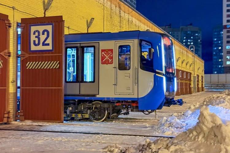 Балтиец вышел на синюю линию петербургского метро В электродепо Автово начали обкатку второго шестивагонного состава Балтиец который будет работать на Московско Петроградской линии Ранее эти поезда полностью обновили красную ветку По словам губернатора Александра Беглова обновление метро идёт по графику До конца 2026 года на синюю линию должны поступить ещё 13 новых составов