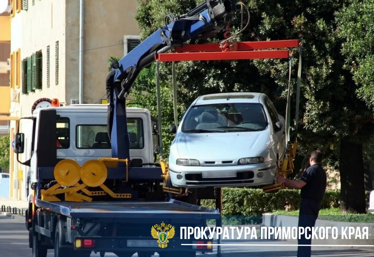 Прокурор края утвердил обвинительное заключение по уголовному делу в отношении пяти бывших сотрудников полиции и семи местных жителей по уголовному делу о получении взяток Прокурор края Сергей Столяров утвердил обвинительное заключение по уголовному делу в отношении пяти бывших инспекторов ДПС ГИБДД УМВД России по г. Владивостоку, а также семи местных жителей. В зависимости от роли и степени участия каждого им предъявлено обвинение в совершении преступлений, предусмотренных п. «б» ч. 4 ст. 291 УК РФ дача взятки должностному лицу через посредника, совершенная в крупном размере , п. «а, б» ч. 3 ст. 291.1 УК РФ посредничество во взяточничестве, то есть непосредственная передача взятки по поручению взяткодателя и иное способствование взяткодателю и взяткополучателю в реализации соглашения между ними о получении и даче взятки, группой лиц по предварительному сговору, в крупном размере , п. «а, в» ч. 5 ст. 290 УК РФ получение взятки, то есть получение должностным лицом через посредника взятки в виде денег за совершение действий в пользу взяткодателя и представляемого им лица, группой лиц по предварительному сговору, в крупном размере . По версии следствия, в период с января 2021 года по октябрь 2023 года инспекторы ДПС ГИБДД УМВД России по г. Владивостоку совместно с работниками организаций, осуществляющих эвакуацию транспортных средств, обеспечивали помещение автомобилей, припаркованных с нарушением ПДД, на заранее определенные специализированные стоянки, за что систематически получали взятки. Общая сумма взяток составила свыше 700 тыс. рублей. Противоправные действия сотрудников правоохранительных органов пресечены подразделением собственной безопасности УМВД России по Приморскому краю. В рамках обеспечительных мер по уголовному делу наложен арест на имущество фигурантов на сумму свыше 7 млн рублей. После вручения копий обвинительного заключения уголовное дело будет направлено во Фрунзенский районный суд г. Владивостока для рассмотрения по существу.