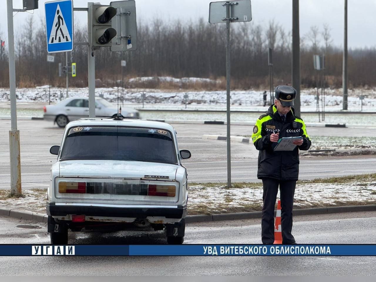 В Витебске под колеса автомобиля попали двое несовершеннолетних   Сегодня около 13:20 27-летний водитель автомобиля ВАЗ, двигаясь по улице генерала Ивановского в направлении улицы Короткевича, при проезде регулируемого пешеходного перехода совершил наезд на двух мальчиков 7 и 8 лет.   По предварительной информации, водитель двигался на разрешающий сигнал светофора, дети - на запрещающий.  В результате аварии несовершеннолетние доставлены в учреждение здравоохранения.  ‼ По факту ДТП проводится проверка.   Уважаемые взрослые! Не подвергайте жизнь детей опасности! Обеспечьте контроль за их местонахождением Пешеходам необходимо пересекать проезжую часть только в установленных местах и на разрешающий сигнал светофора.   Водителям, в свою очередь, необходимо быть готовым к различным ситуациям на дороге, предельное внимание уделять проезду пешеходных переходов. Всегда нужно помнить о потенциально опасных категориях – детях, пожилых людях, а также людях в нетрезвом состоянии.