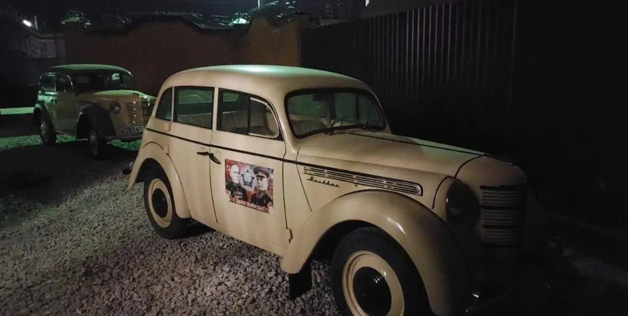 В Казани продают редкий «Москвич-400» 1948 года за полмиллиона рублей  Автомобиль, которому исполнилось 77 лет, сохранился в удивительно хорошем состоянии и за всё это время преодолел лишь 24 тысячи км. Владельцем раритета установлена цена в 500 тысяч рублей.  Согласно описанию продавца, авто приобреталось с целью реставрации, однако текущее состояние позволяет рассматривать его не только как объект восстановления. Напомним, в годы своего выхода на рынок машина стоила 8 тысяч рублей.    KazanFirst     в бот