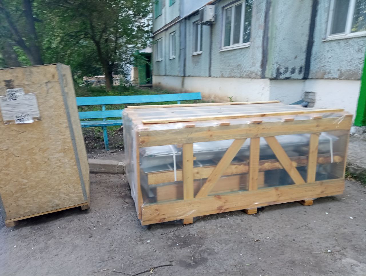В городском округе город Ровеньки продолжаются работы по установке новых лифтов.   ‍ В рамках реализации региональной программы «Капитальный ремонт общего имущества многоквартирных домов» начаты подготовительные работы по установке новых лифтов в доме №30 на квартале Гагарина.  ↪Щербинским лифтостроительным заводом завезено новое оборудование и проводятся работы  по очистке от мусора машинных отделений.   После завершения подготовительных работ по установке лифтового оборудования начнутся монтажные работы.