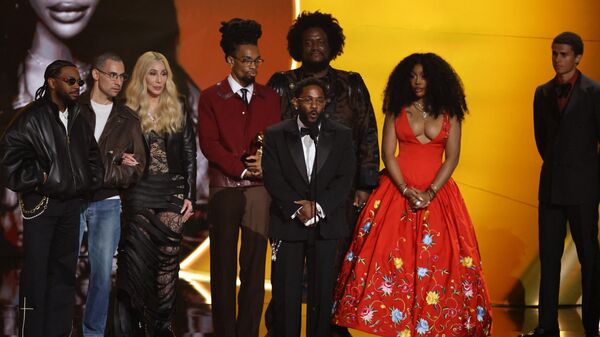 Грэмми против Трампа Почему нынешнему лидеру США не хотят подпевать Не успели отгреметь страсти по Оскару как новый скандал вспыхнул на вручении музыкальной премии Грэмми В Лос Анджелесе прошла 68 я церемония раздач статуэток позолоченного граммофона в список победителей вошли Билли Айлиш Кендрик Ламар Леди Гага